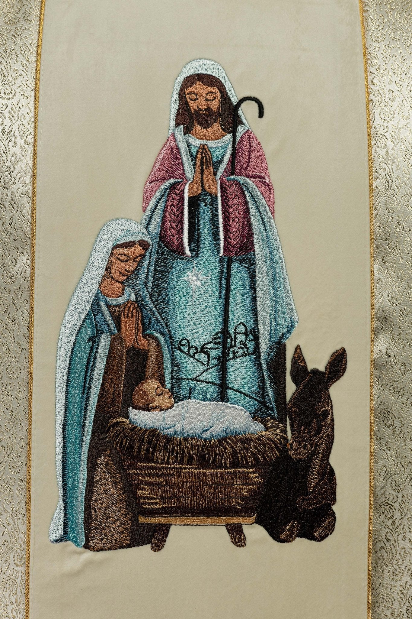 Casulla bordada con la imagen de la Sagrada Familia sobre tela dorada KOR/291/05/74 ECRU - CASULLAS.ES