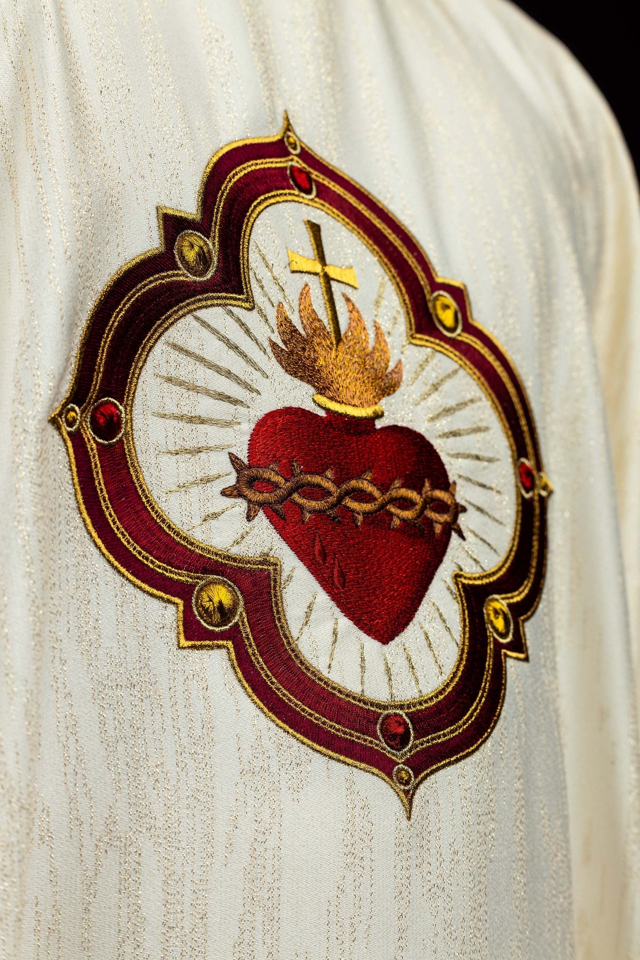 Casulla bordada con la imagen del Sagrado Corazón de Jesús y del cáliz eucarístico LE/7076/05 - CASULLAS.ES