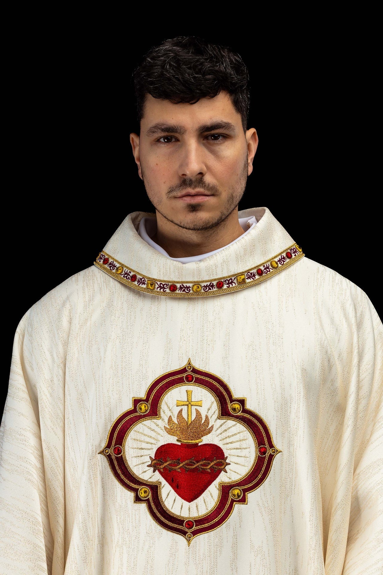 Casulla bordada con la imagen del Sagrado Corazón de Jesús y del cáliz eucarístico LE/7076/05 - CASULLAS.ES