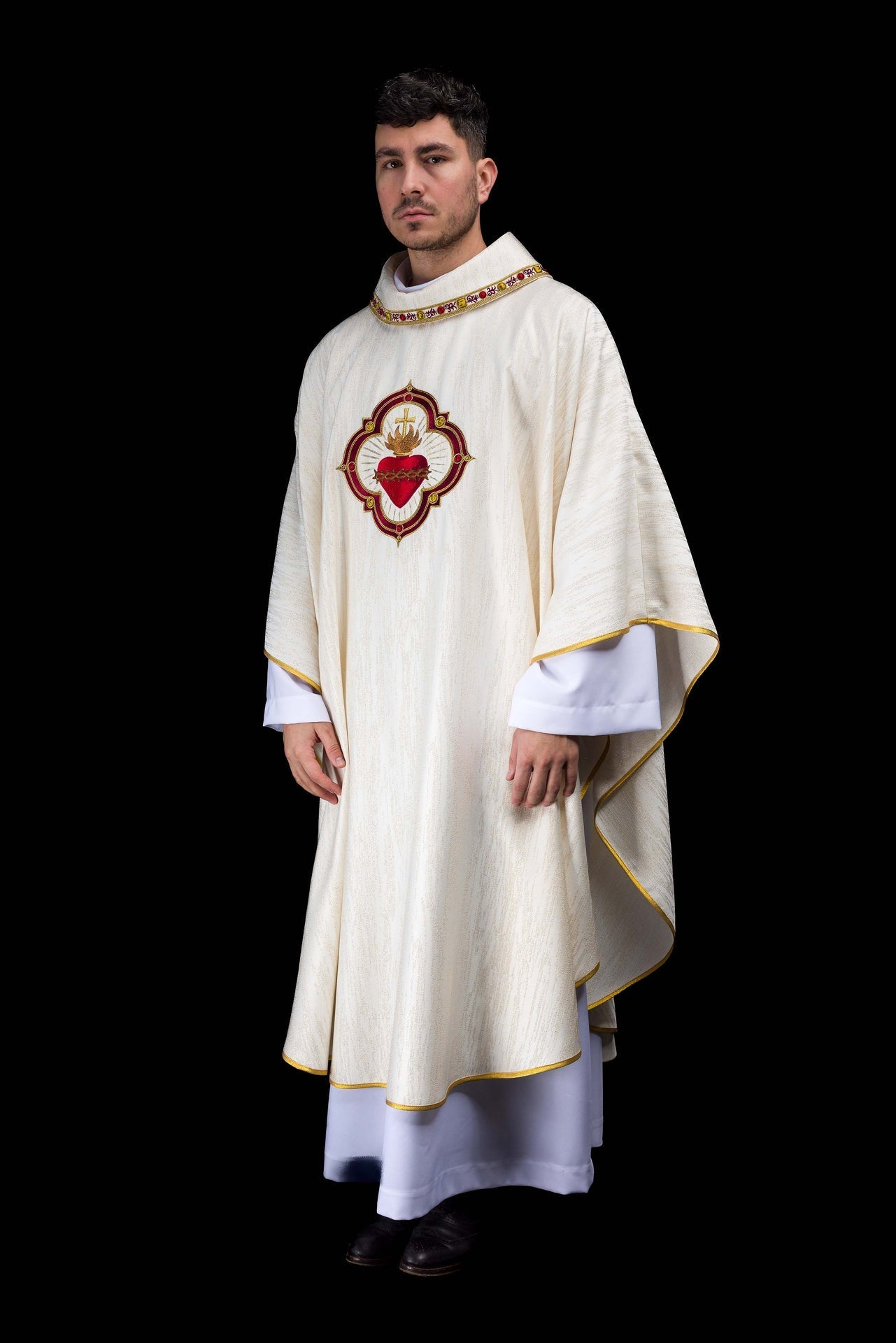 Casulla bordada con la imagen del Sagrado Corazón de Jesús y del cáliz eucarístico LE/7076/05 - CASULLAS.ES
