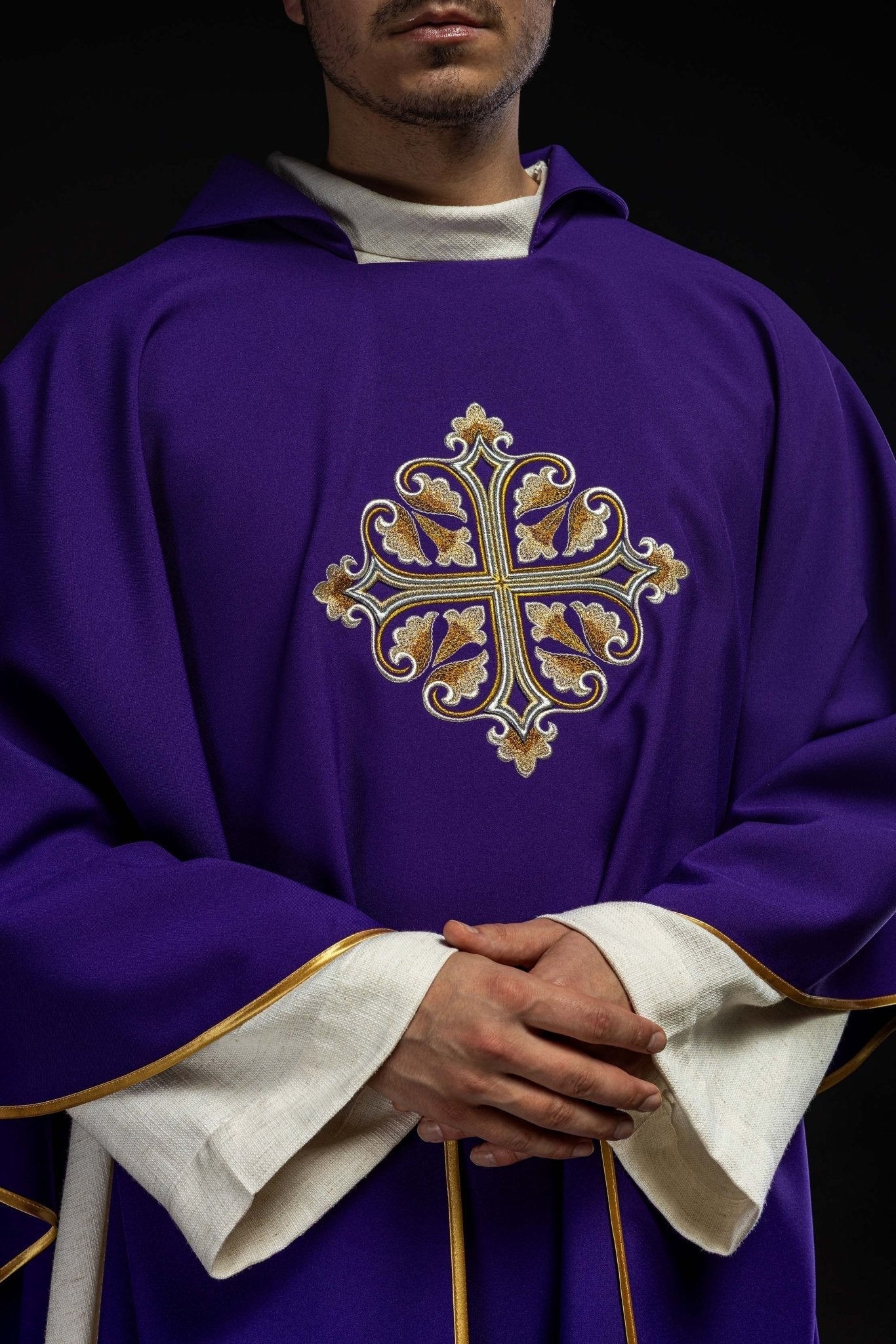 Casulla bordada con una cruz decorada y cuello ancho, morado KOK/003/03/12/KARO - CASULLAS.ES