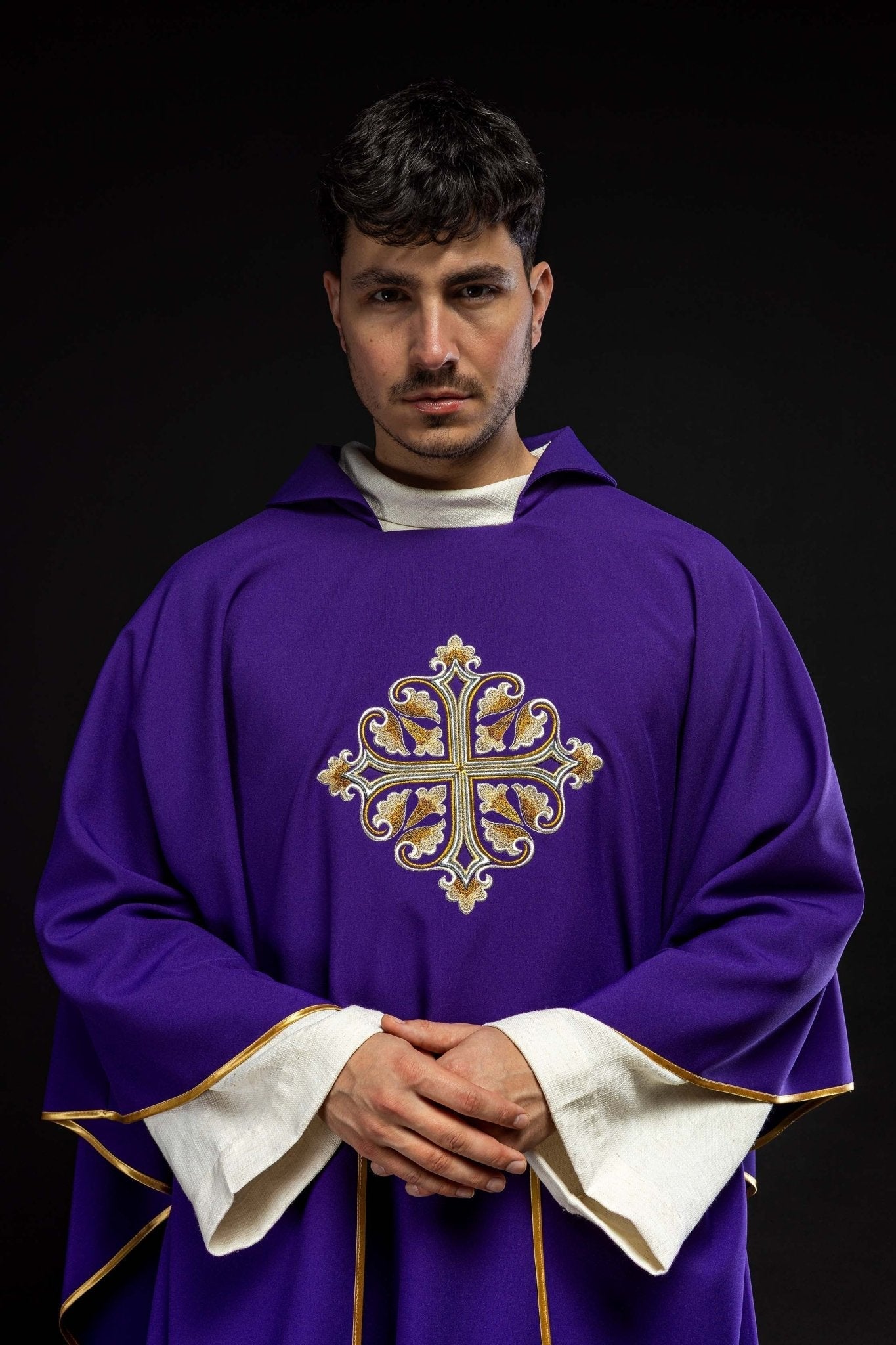 Casulla bordada con una cruz decorada y cuello ancho, morado KOK/003/03/12/KARO - CASULLAS.ES
