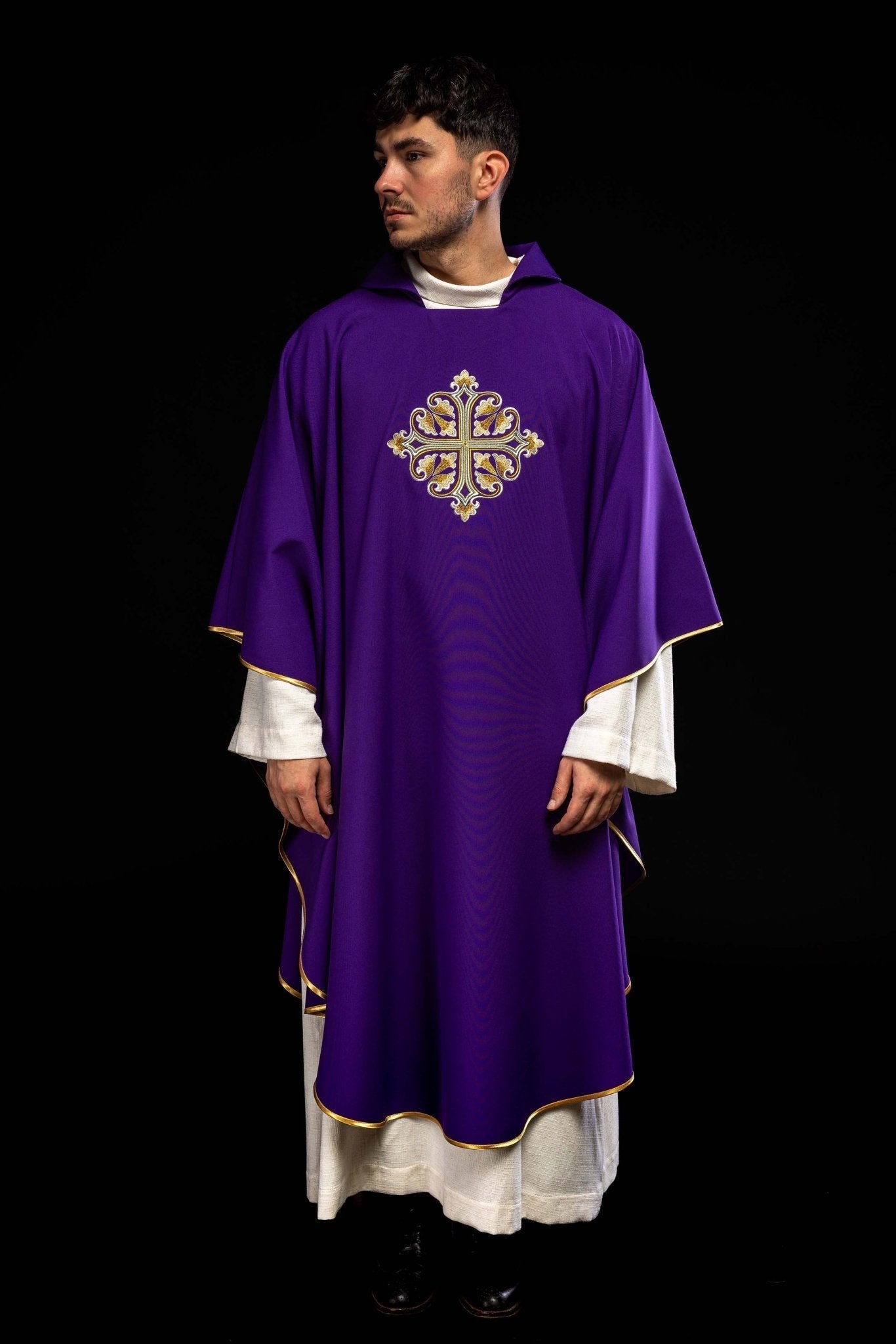 Casulla bordada con una cruz decorada y cuello ancho, morado KOK/003/03/12/KARO - CASULLAS.ES