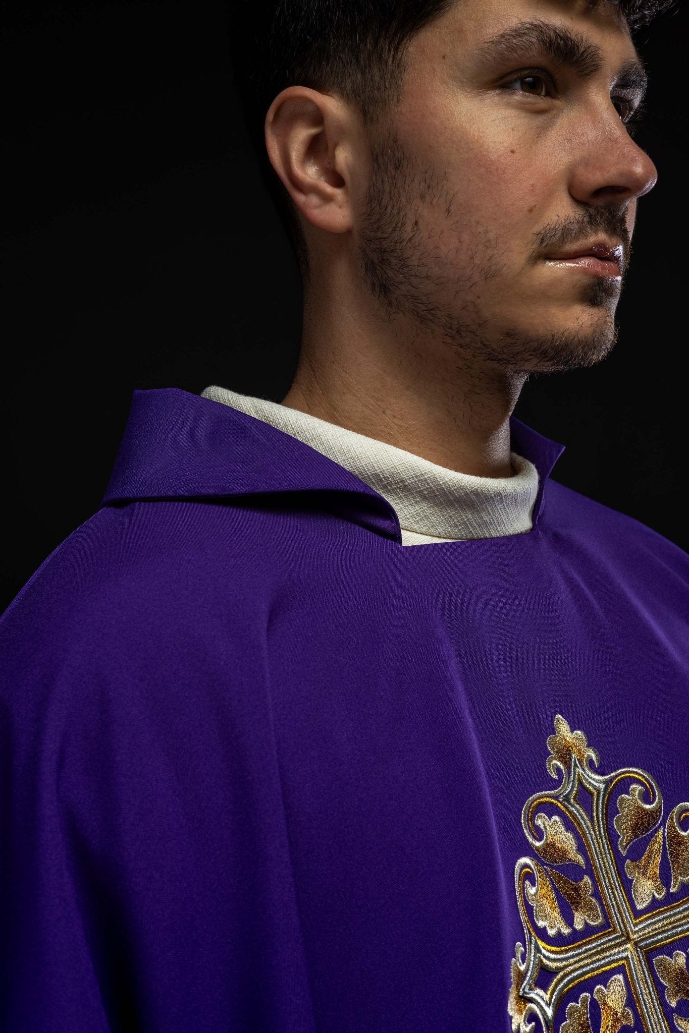 Casulla bordada con una cruz decorada y cuello ancho, morado KOK/003/03/12/KARO - CASULLAS.ES