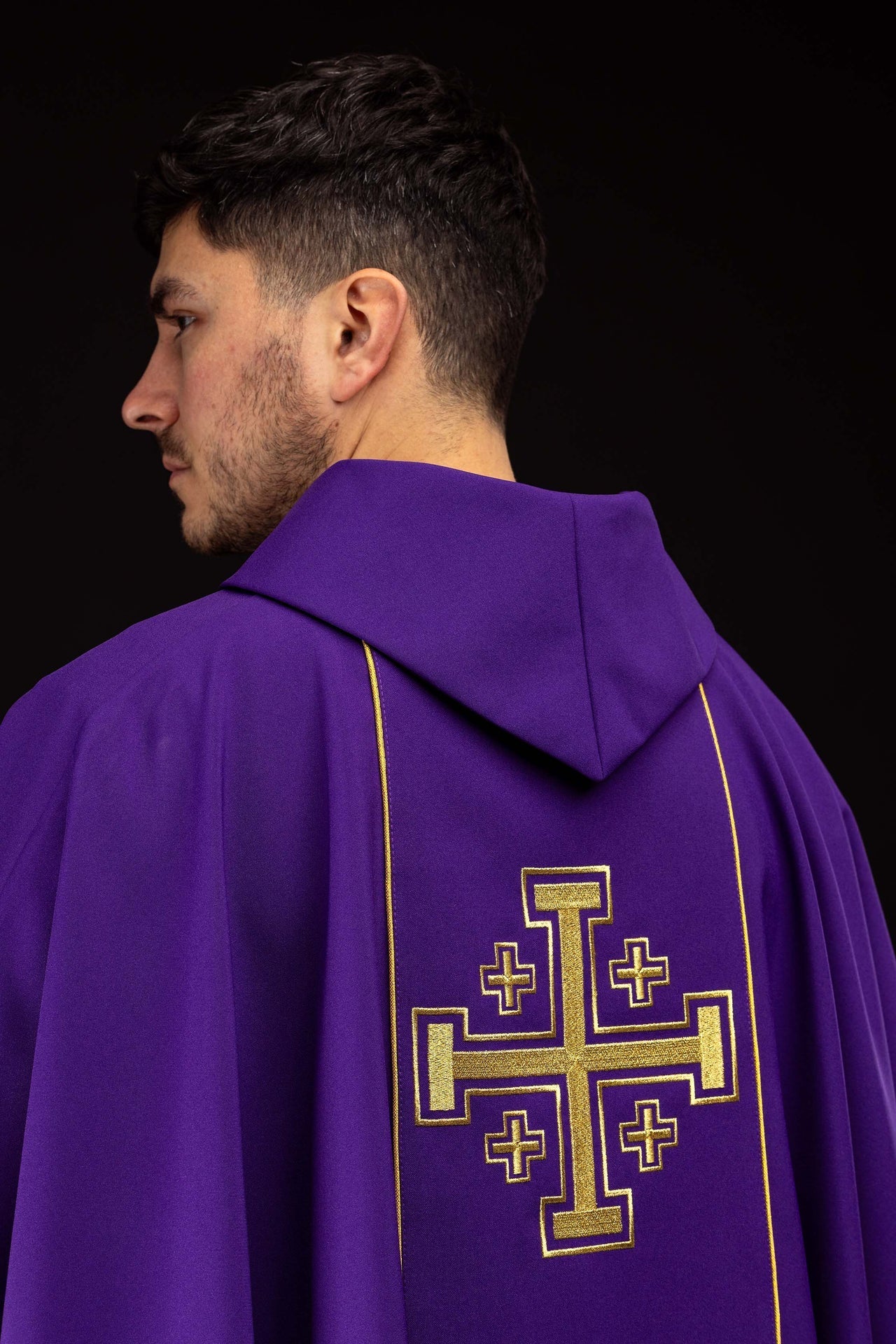 Casulla bordada de color morado con banda y cruces de Jerusalén KDT/7046/03/01 - CASULLAS.ES
