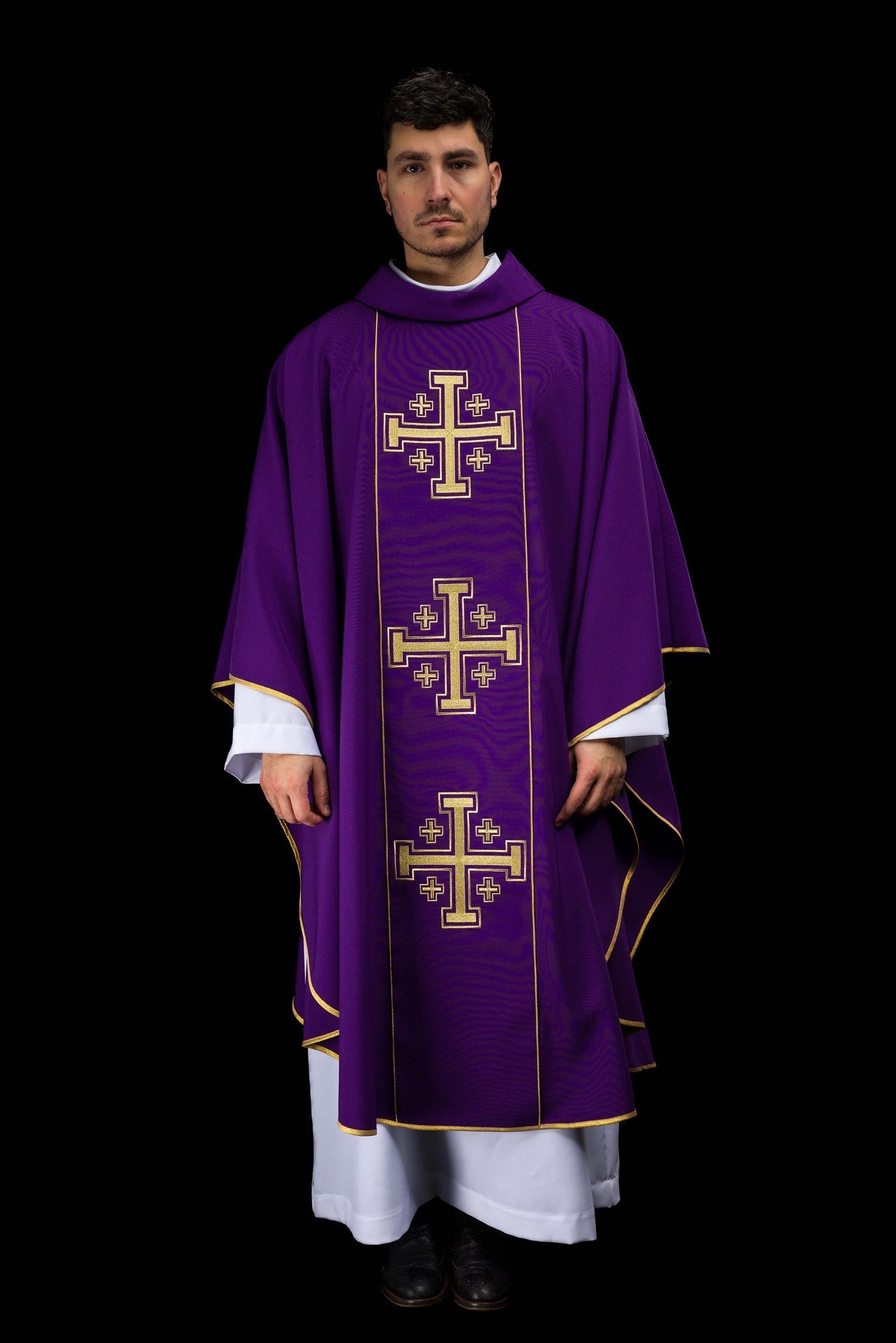 Casulla bordada de color morado con banda y cruces de Jerusalén KDT/7046/03/01 - CASULLAS.ES