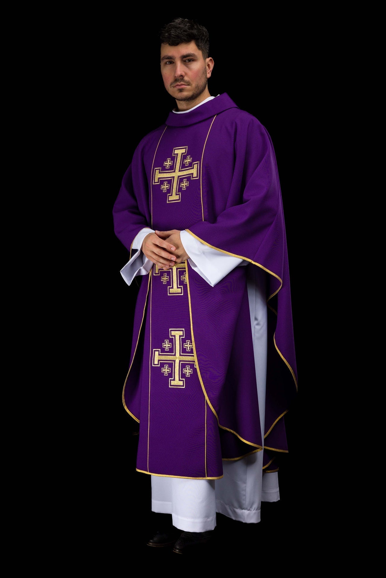 Casulla bordada de color morado con banda y cruces de Jerusalén KDT/7046/03/01 - CASULLAS.ES