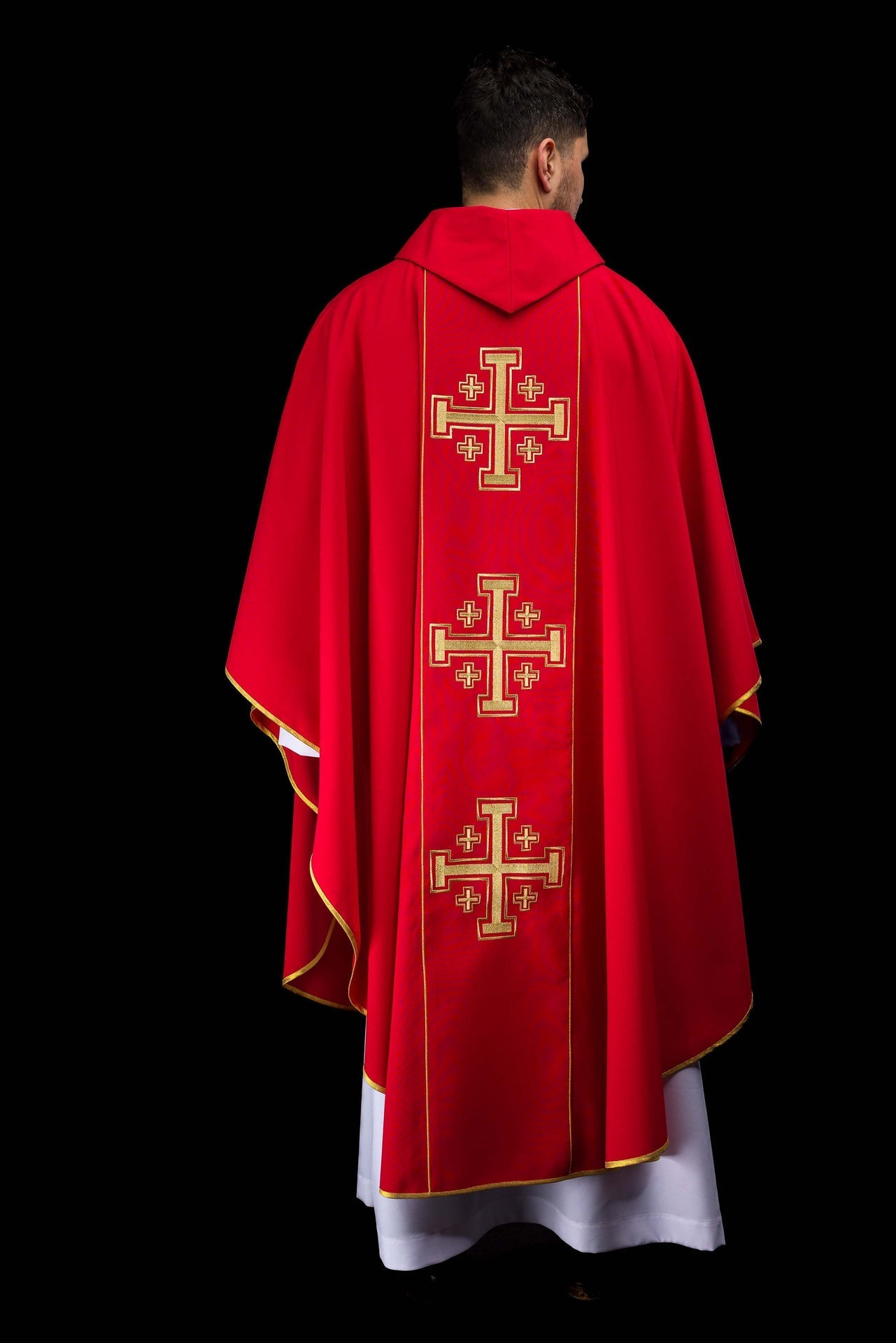 Casulla bordada de color rojo con banda y cruces de Jerusalén KDT/7046/02/01 - CASULLAS.ES
