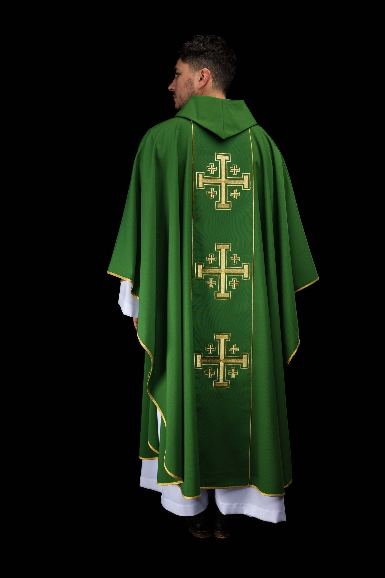 Casulla bordada de color verde con banda y cruces de Jerusalén KDT/7046/01/01 - CASULLAS.ES