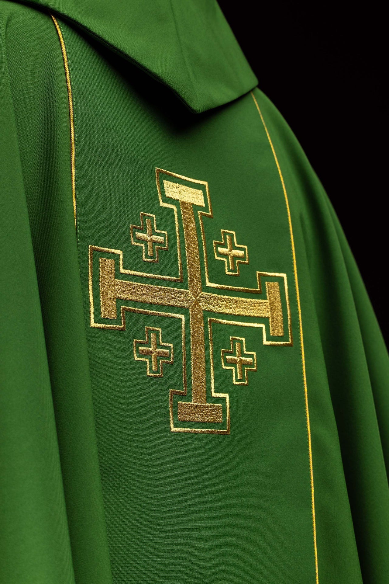 Casulla bordada de color verde con banda y cruces de Jerusalén KDT/7046/01/01 - CASULLAS.ES