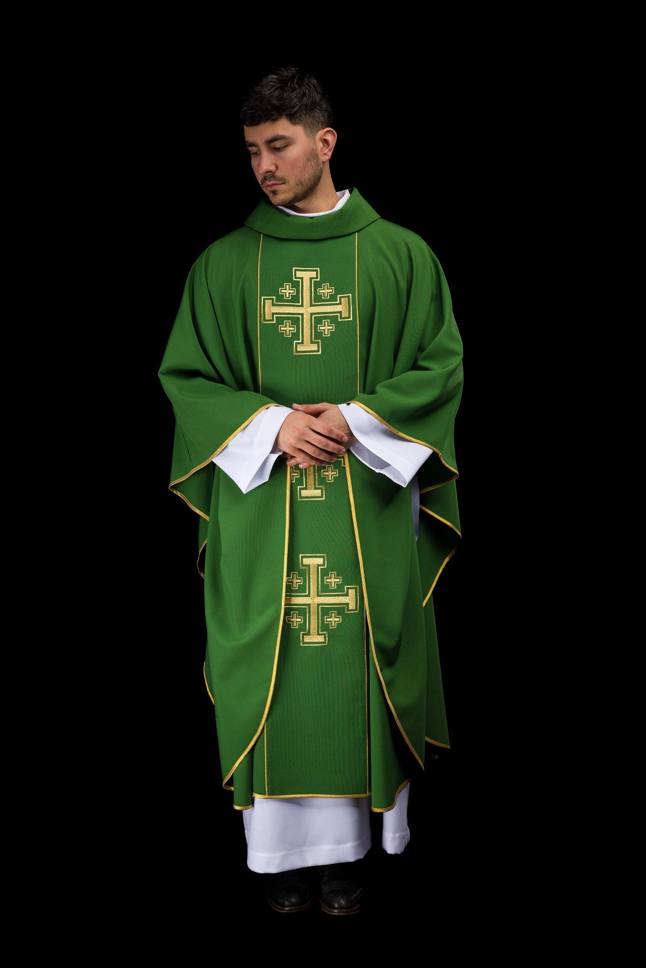 Casulla bordada de color verde con banda y cruces de Jerusalén KDT/7046/01/01 - CASULLAS.ES