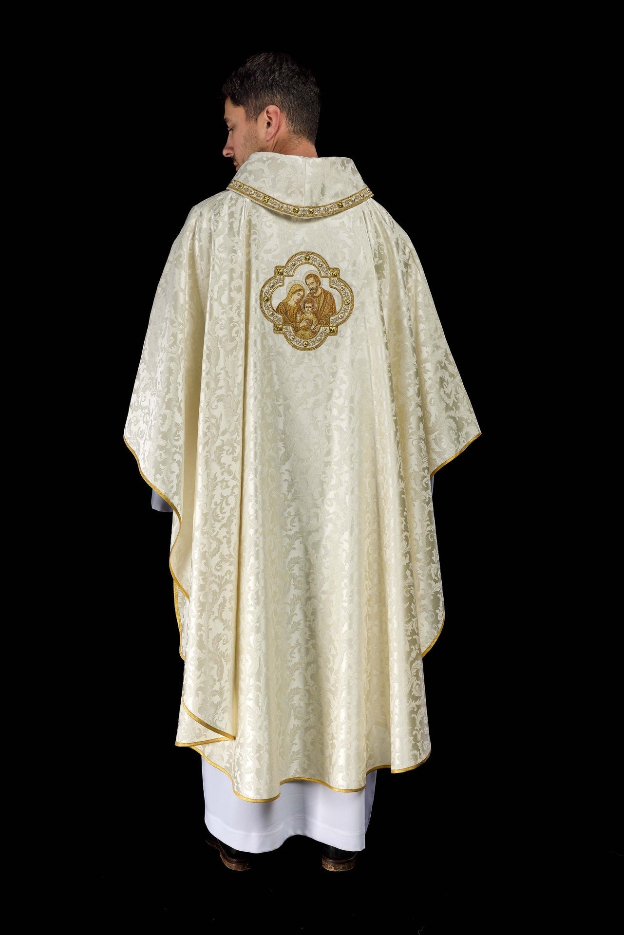 Casulla bordada de Navidad con la imagen de la Sagrada Familia S-7075-05-88 - CASULLAS.ES