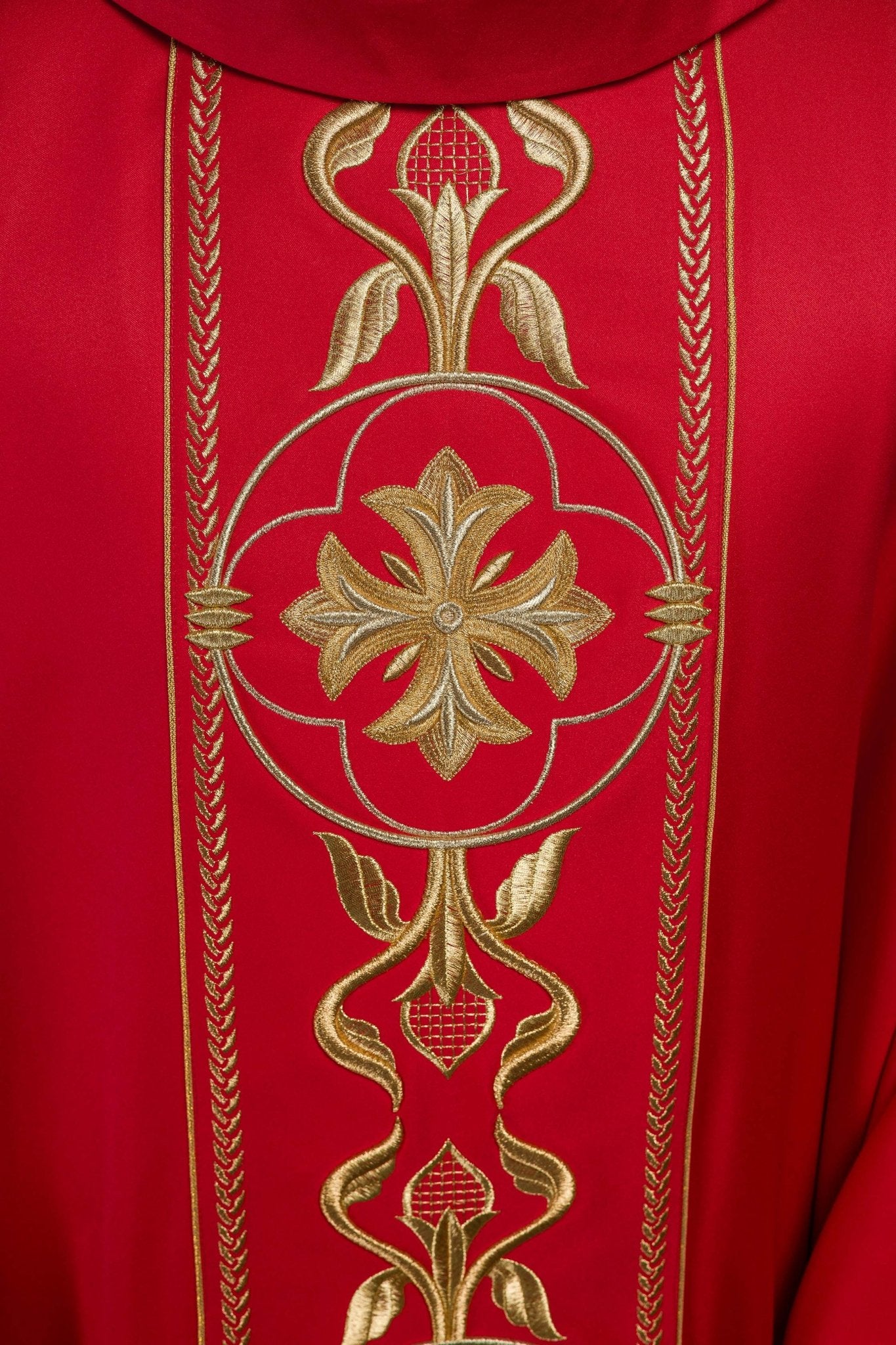 Casulla bordada roja con banda decorativa KOR/267/02/53 - CASULLAS.ES