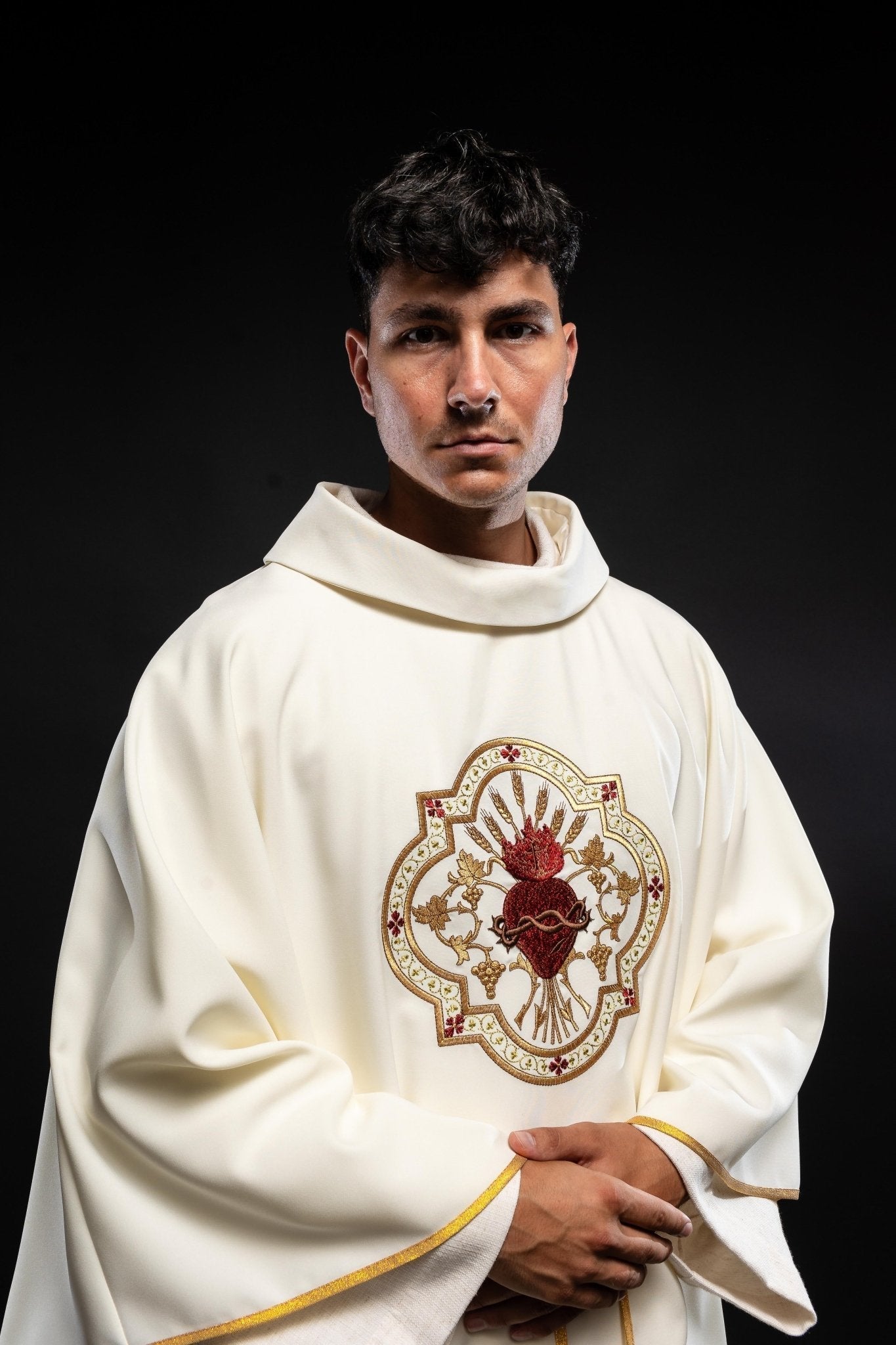 Casulla bordado con el Sagrado Corazón de Jesús y cáliz eucarístico KOR/118/05/01 ECRU - CASULLAS.ES