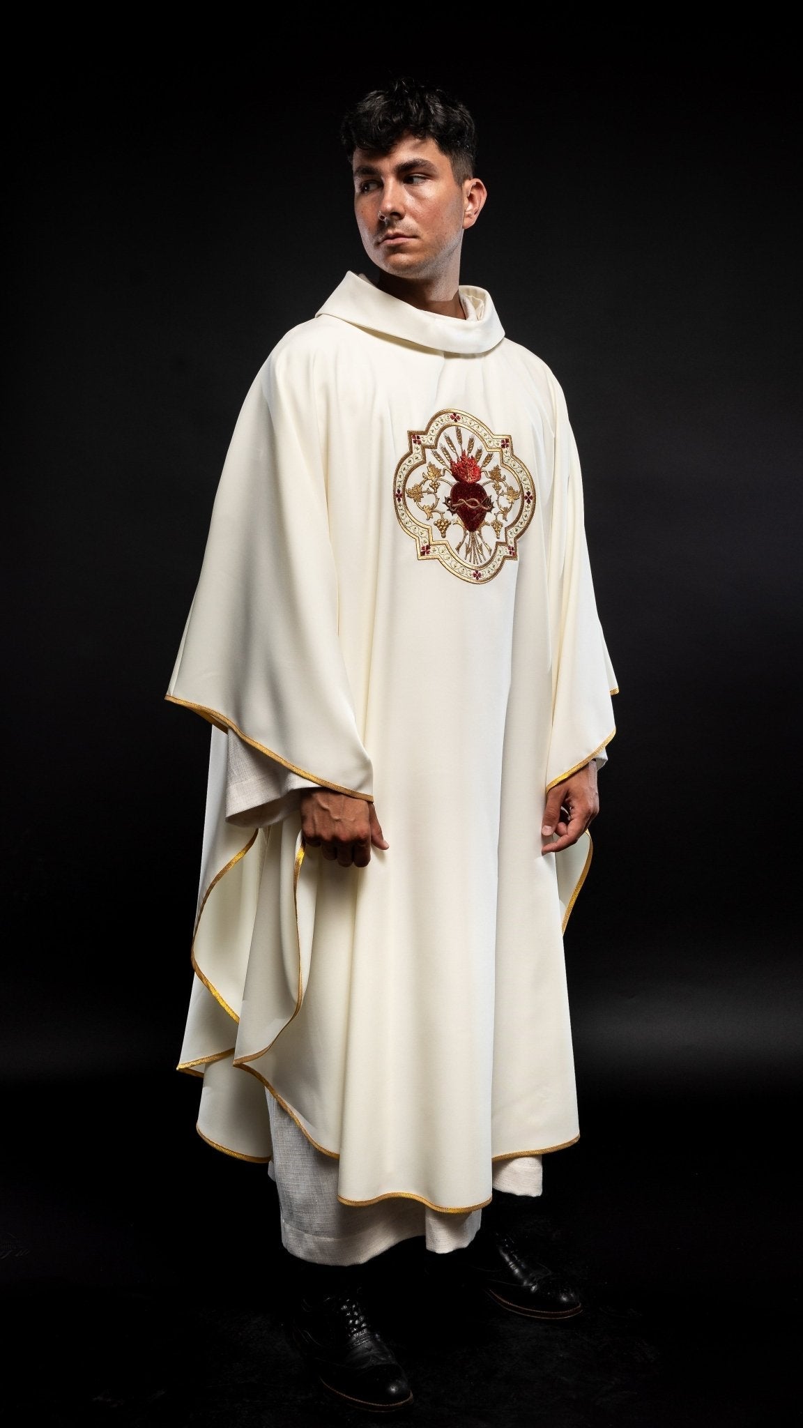 Casulla bordado con el Sagrado Corazón de Jesús y cáliz eucarístico KOR/118/05/01 ECRU - CASULLAS.ES