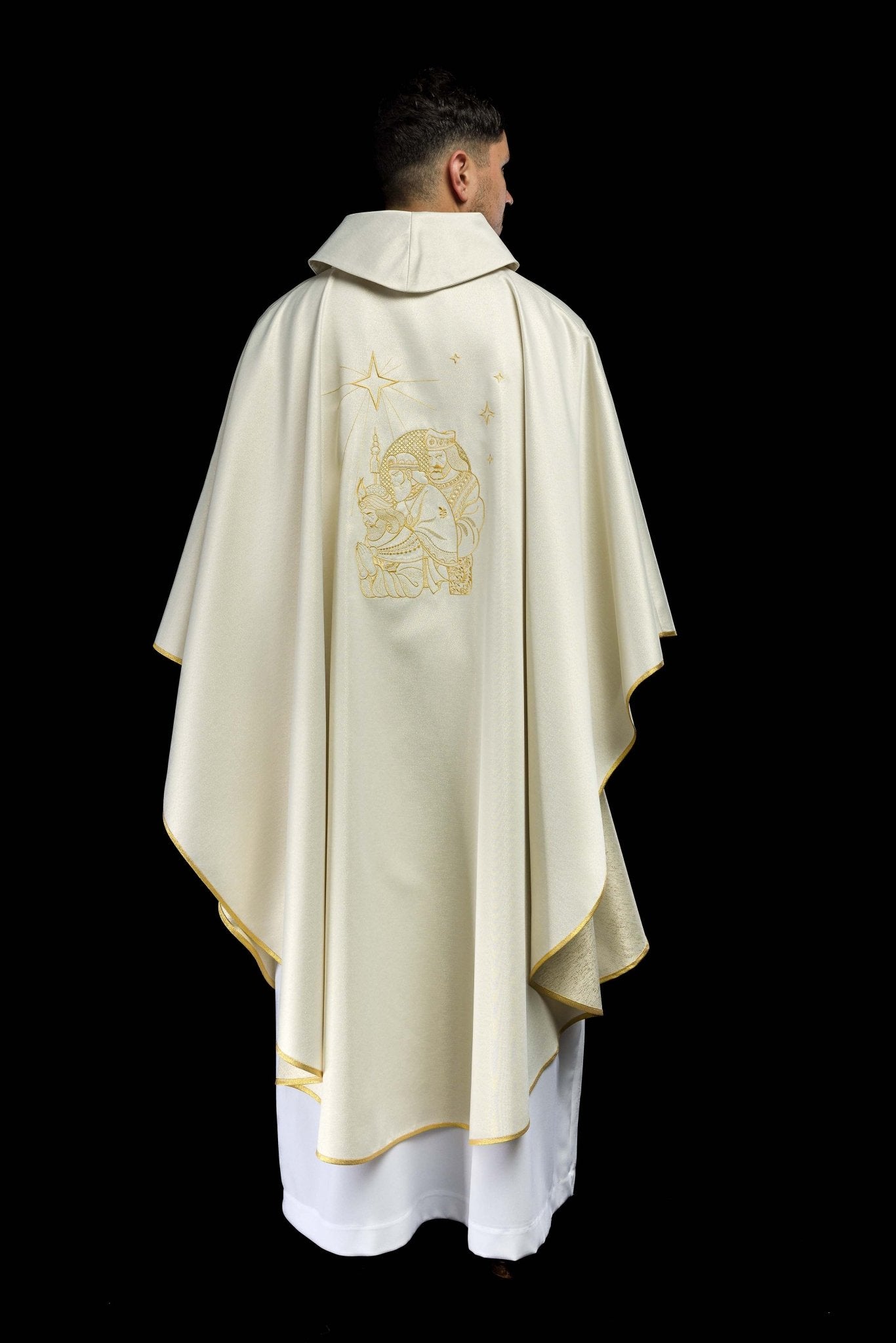 Casulla brillante con bordado dorado e imagen de los Reyes Magos KDT/7011/05/54 ECRU - CASULLAS.ES