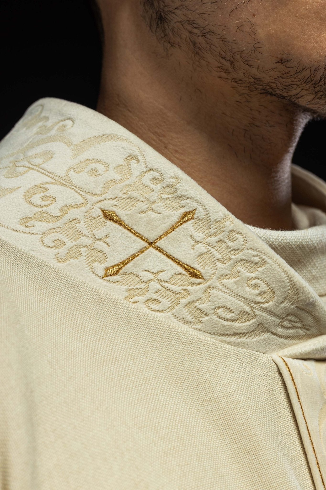 Casulla color ecru con banda y cuello bordados con cruces LE/7073/05 - CASULLAS.ES