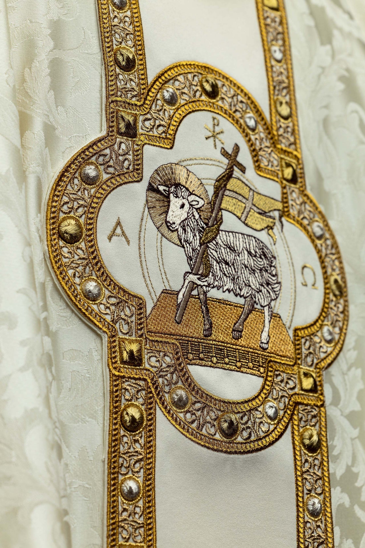 Casulla con cíngulo y bordado del Cordero Pascual sobre tejido jacquard S-7172-05-88 - CASULLAS.ES