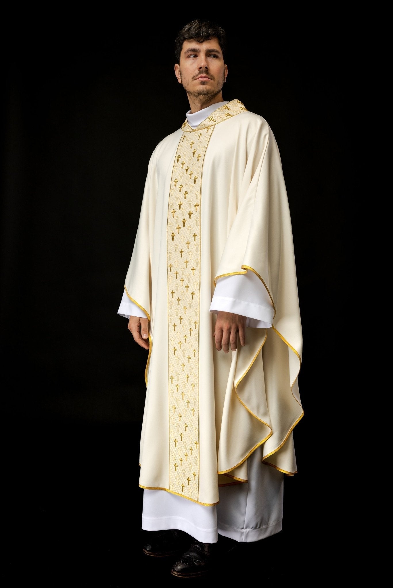 Casulla con cinturón ricamente bordado en cruces color crudo S - 7062 - 05 - 53 - CASULLAS.ES