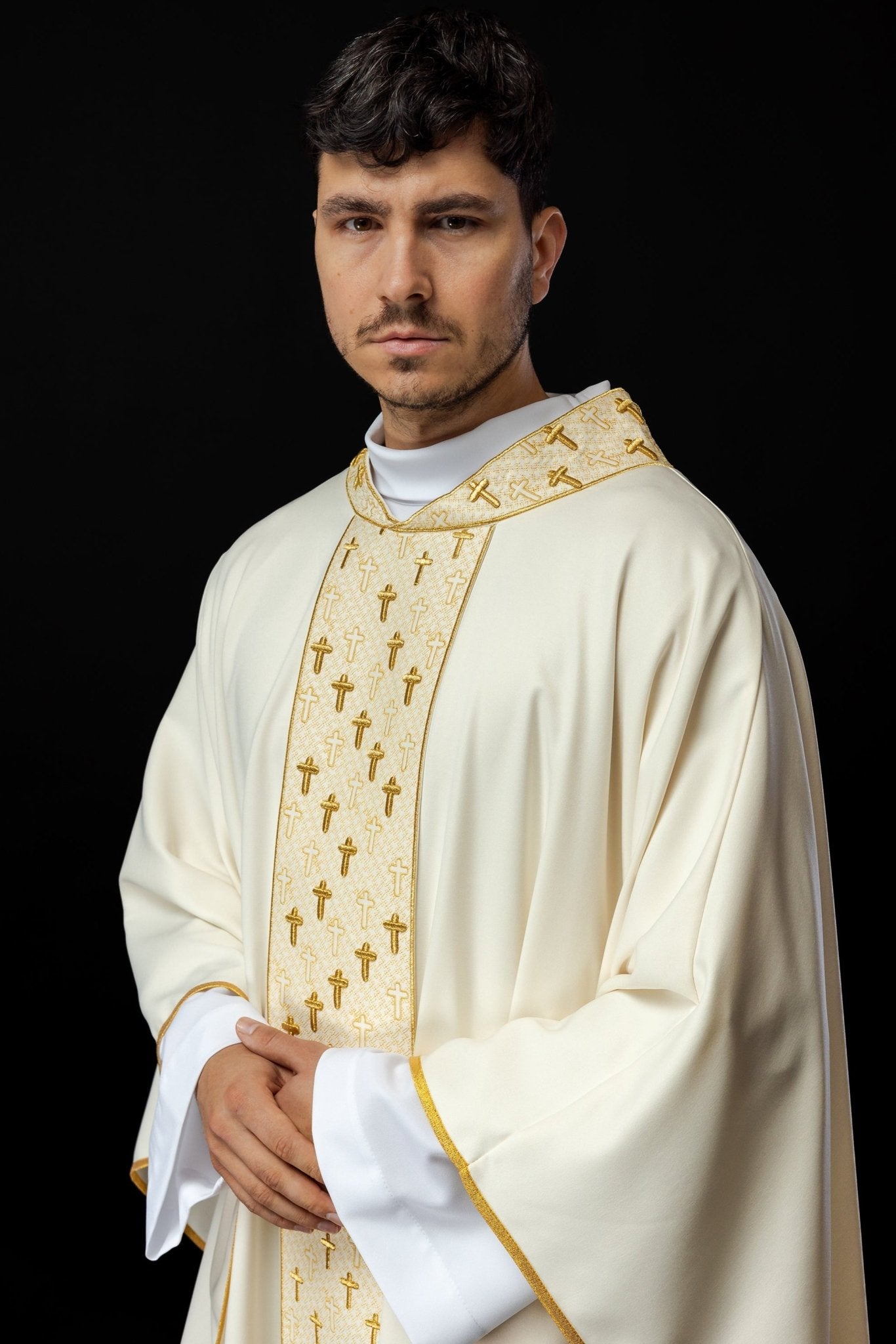 Casulla con cinturón ricamente bordado en cruces color crudo S - 7062 - 05 - 53 - CASULLAS.ES