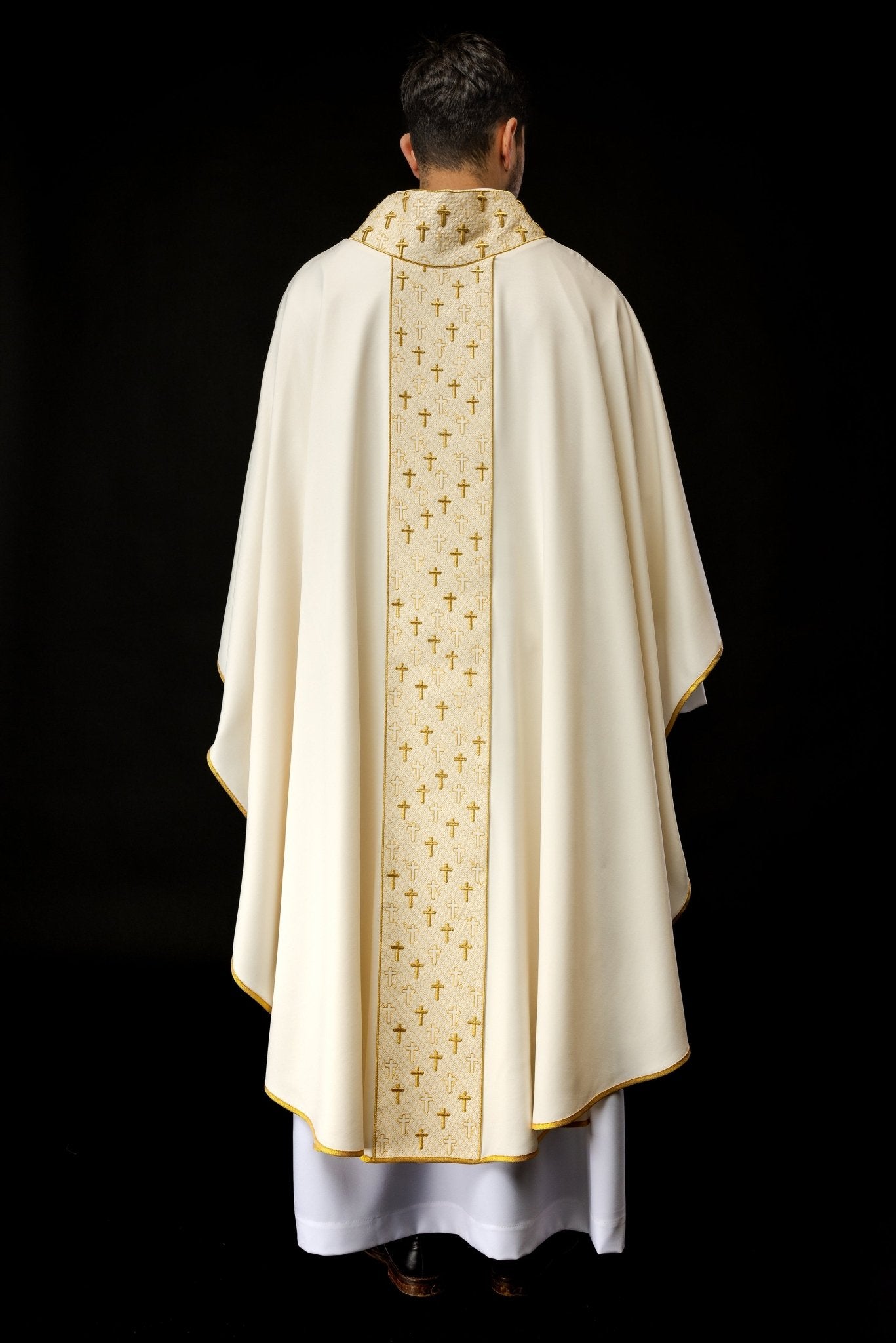 Casulla con cinturón ricamente bordado en cruces color crudo S - 7062 - 05 - 53 - CASULLAS.ES