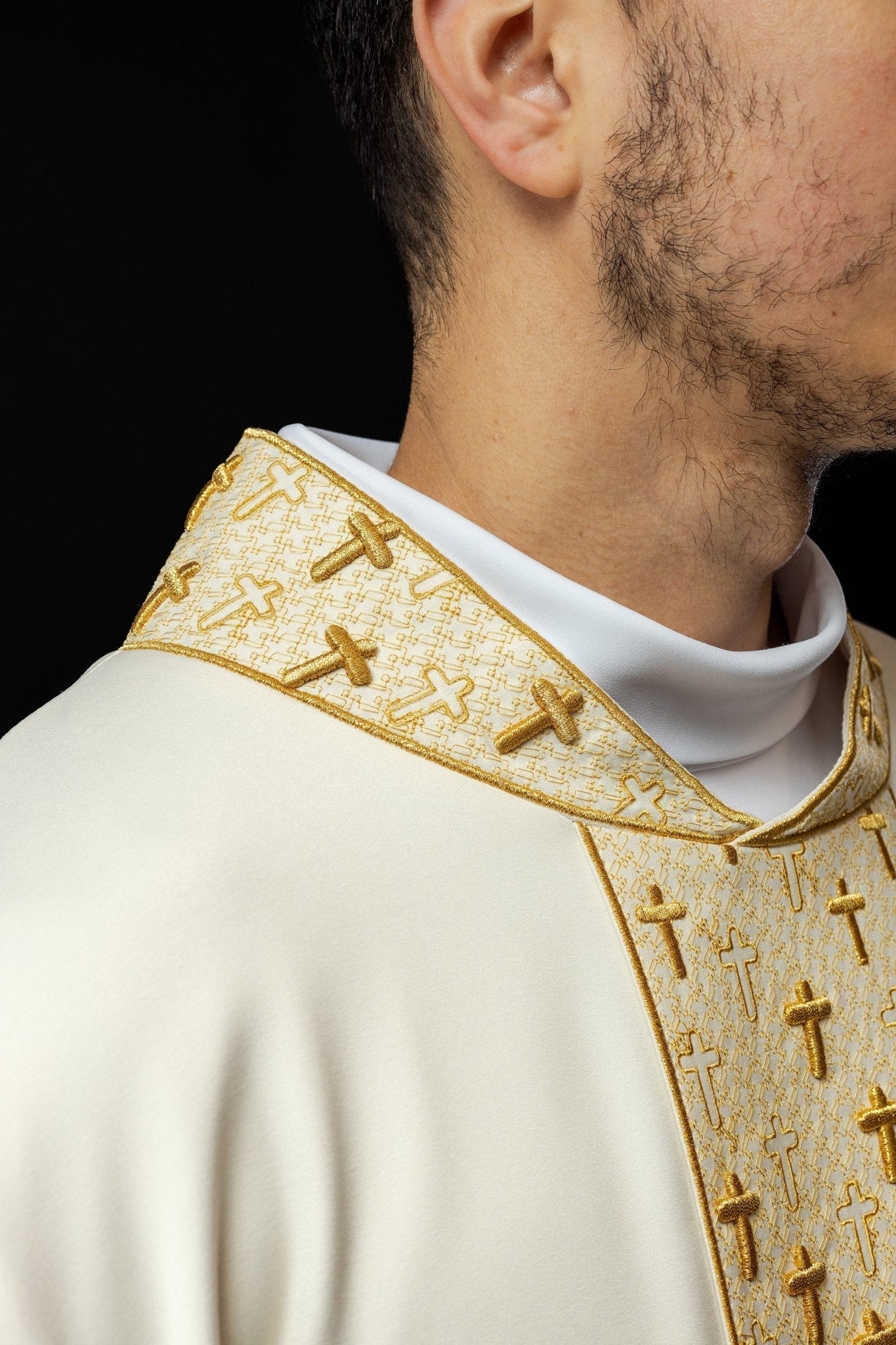 Casulla con cinturón ricamente bordado en cruces color crudo S - 7062 - 05 - 53 - CASULLAS.ES
