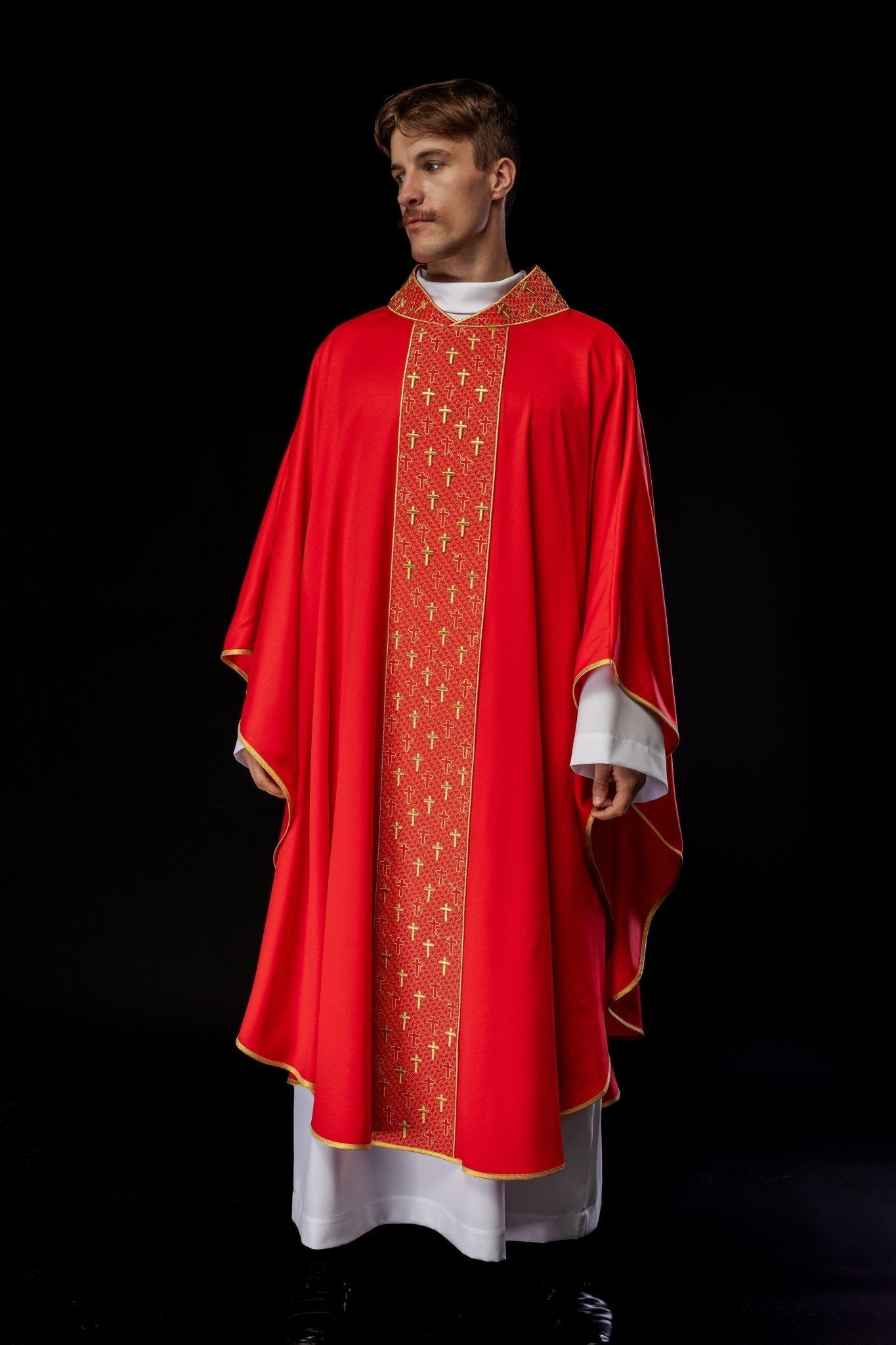 Casulla con cinturón ricamente bordado en cruces de color rojo S - 7062 - 02 - 53 - CASULLAS.ES