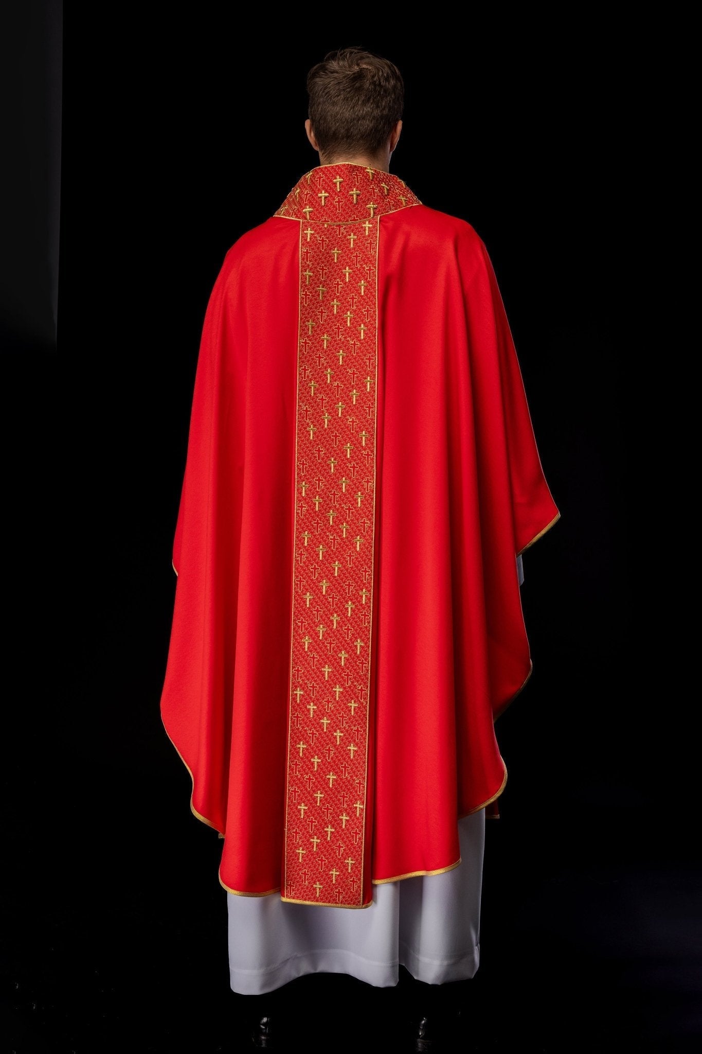 Casulla con cinturón ricamente bordado en cruces de color rojo S - 7062 - 02 - 53 - CASULLAS.ES