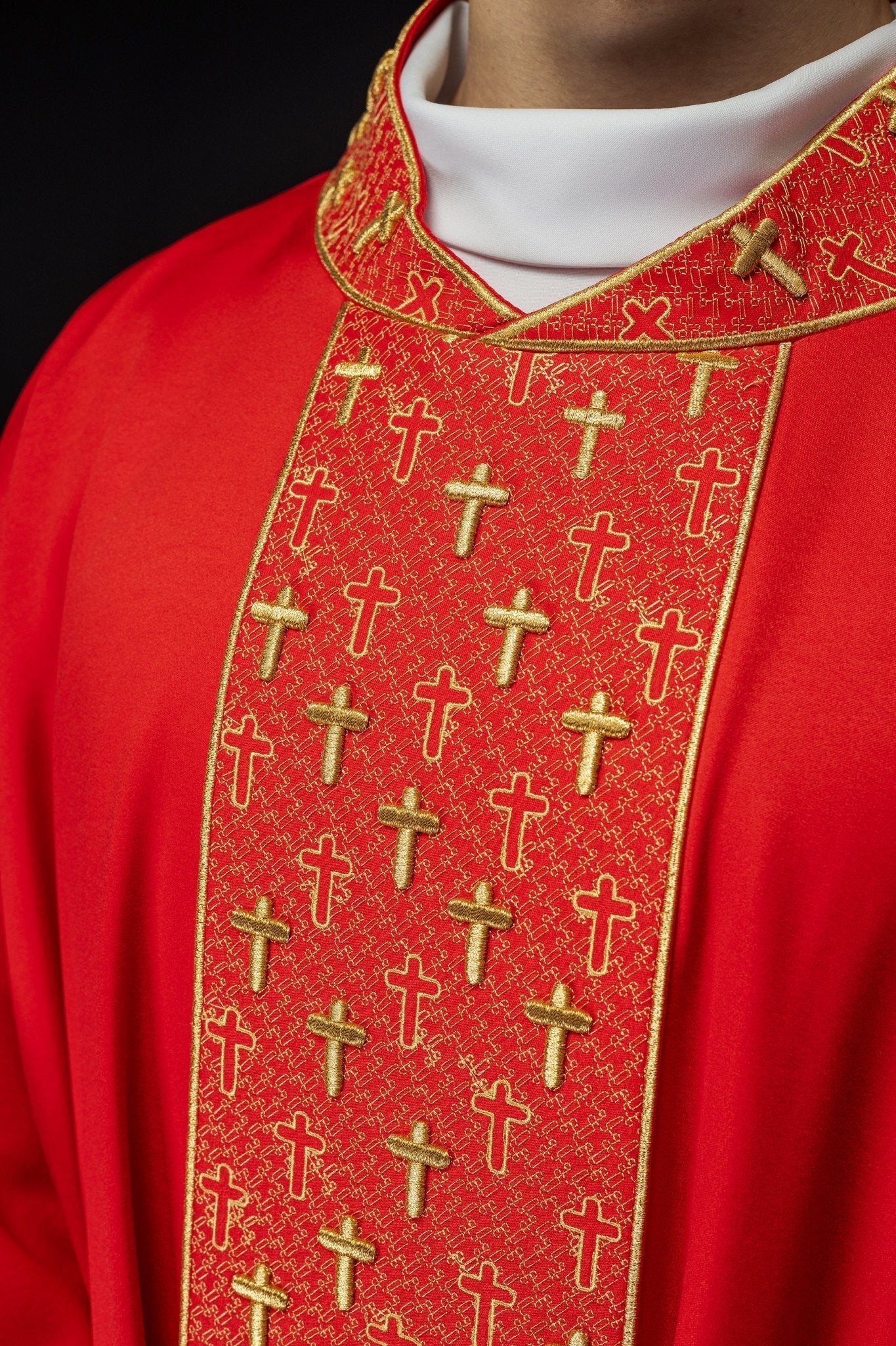 Casulla con cinturón ricamente bordado en cruces de color rojo S - 7062 - 02 - 53 - CASULLAS.ES