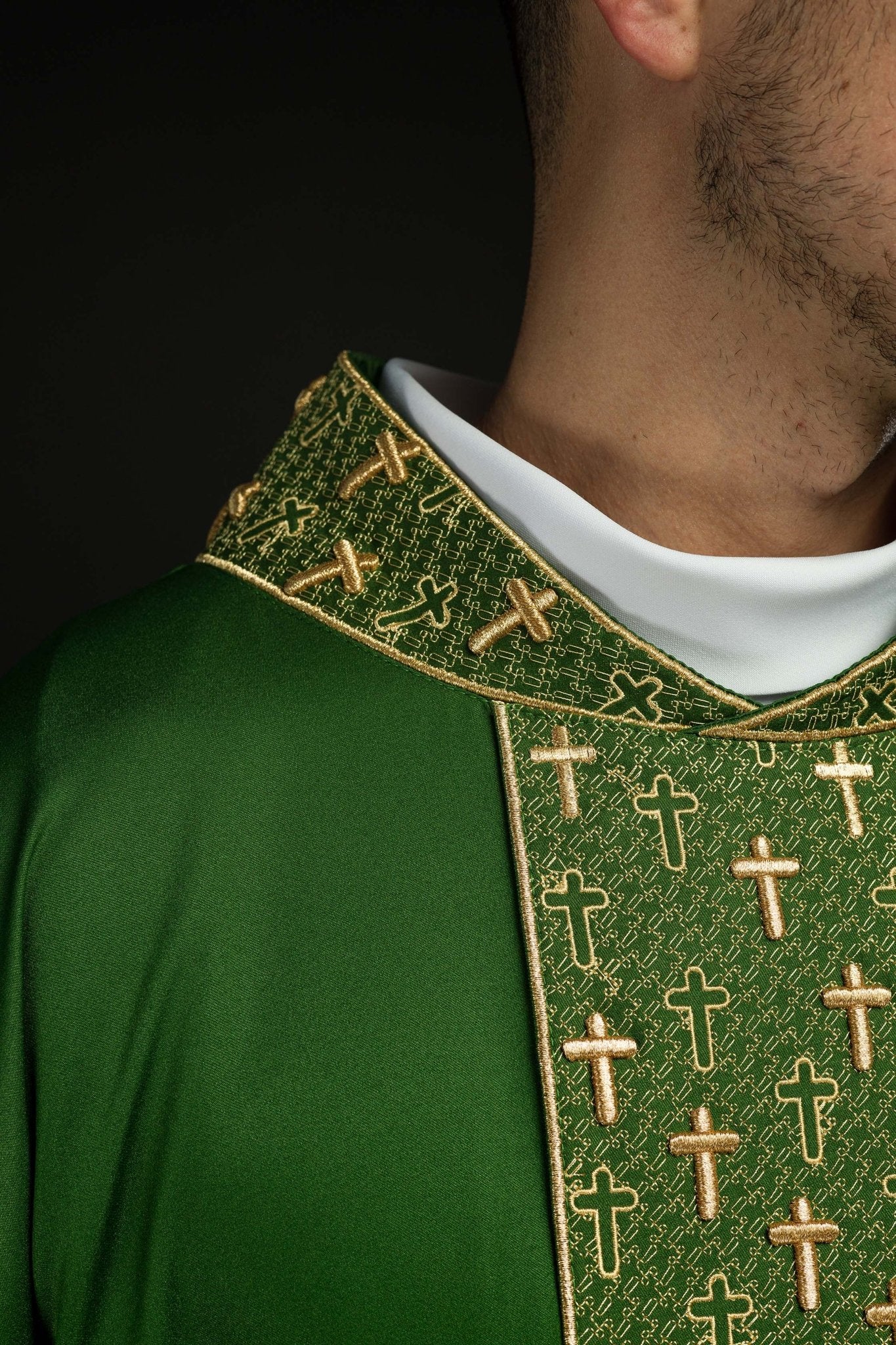 Casulla con cinturón ricamente bordado en cruces de color verde S-7062-01-53 - CASULLAS.ES