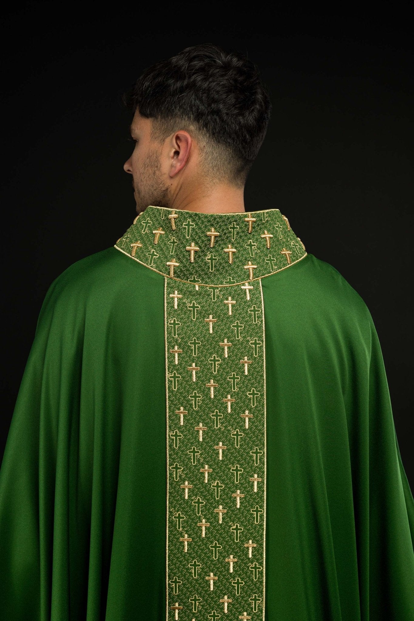 Casulla con cinturón ricamente bordado en cruces de color verde S-7062-01-53 - CASULLAS.ES