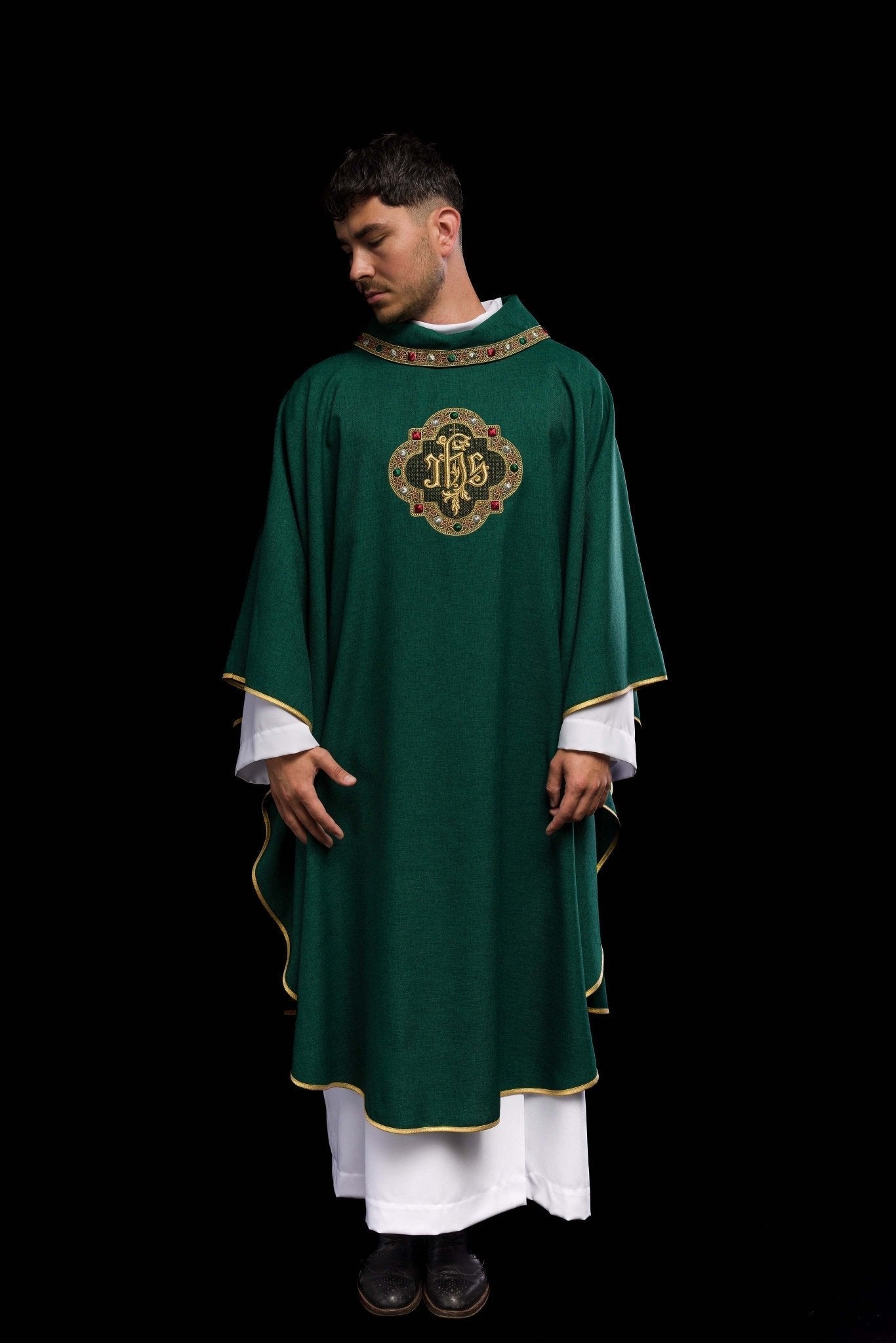 Casulla con cinturón ricamente bordado y ribete alrededor del cuello bordado IHS en verde S - 7073 - 01 - 70 - CASULLAS.ES