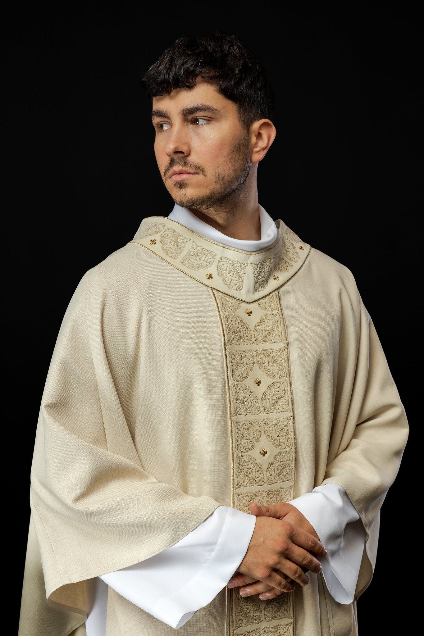 Casulla con cinturón y cuello ricamente bordados en color crudo S - 7057 - 05 - 70 - CASULLAS.ES