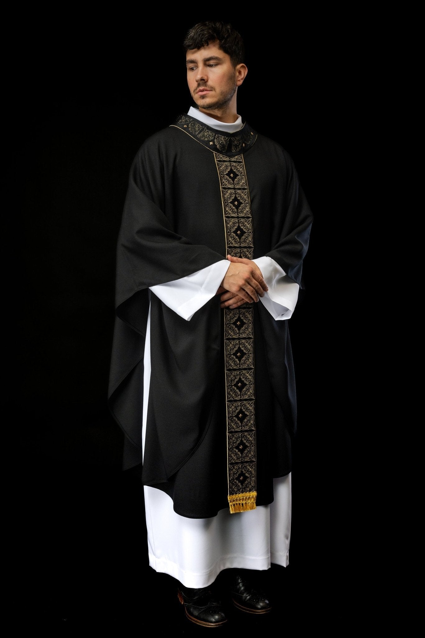 Casulla con cinturón y cuello ricamente bordados en negro S - 7057 - 07 - 70 - CASULLAS.ES