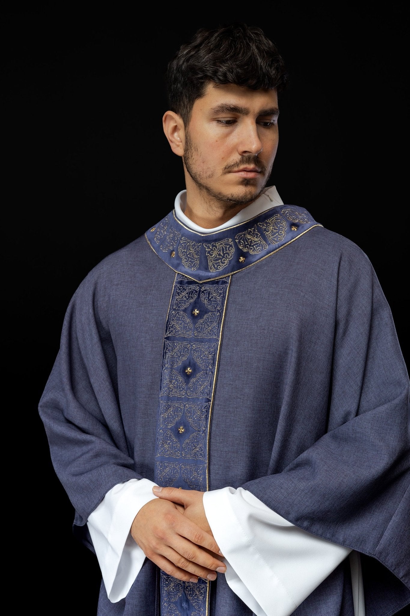 Casulla con cinturón y cuello ricamente bordados en púrpura S - 7057 - 03 - 70 - CASULLAS.ES