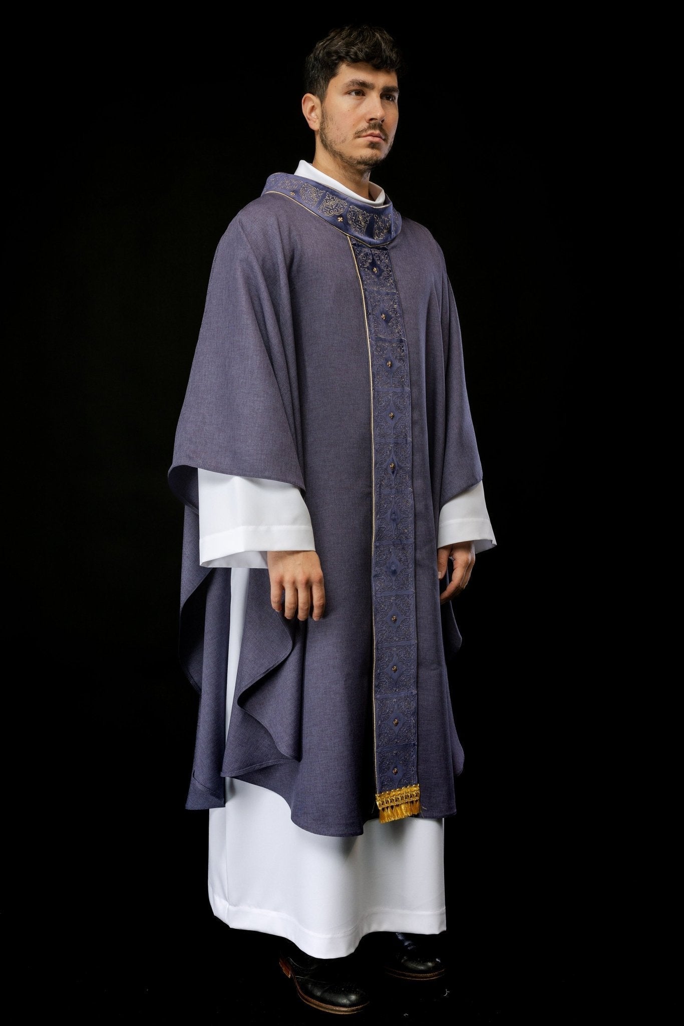 Casulla con cinturón y cuello ricamente bordados en púrpura S - 7057 - 03 - 70 - CASULLAS.ES