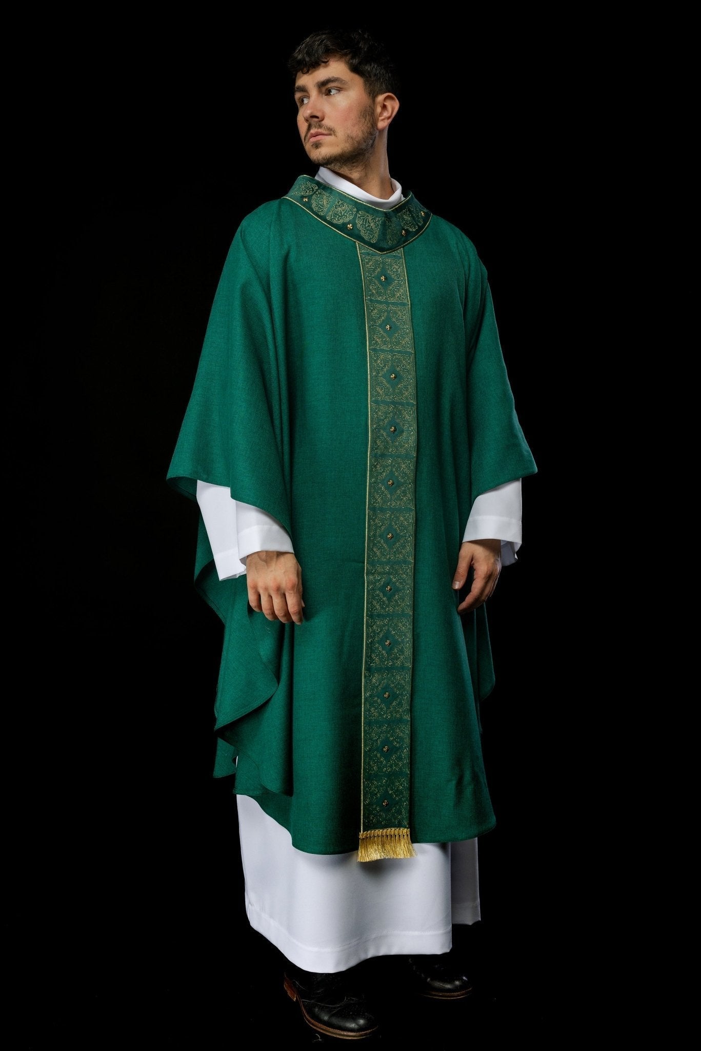 Casulla con cinturón y cuello ricamente bordados en verde S - 7057 - 01 - 70 - CASULLAS.ES