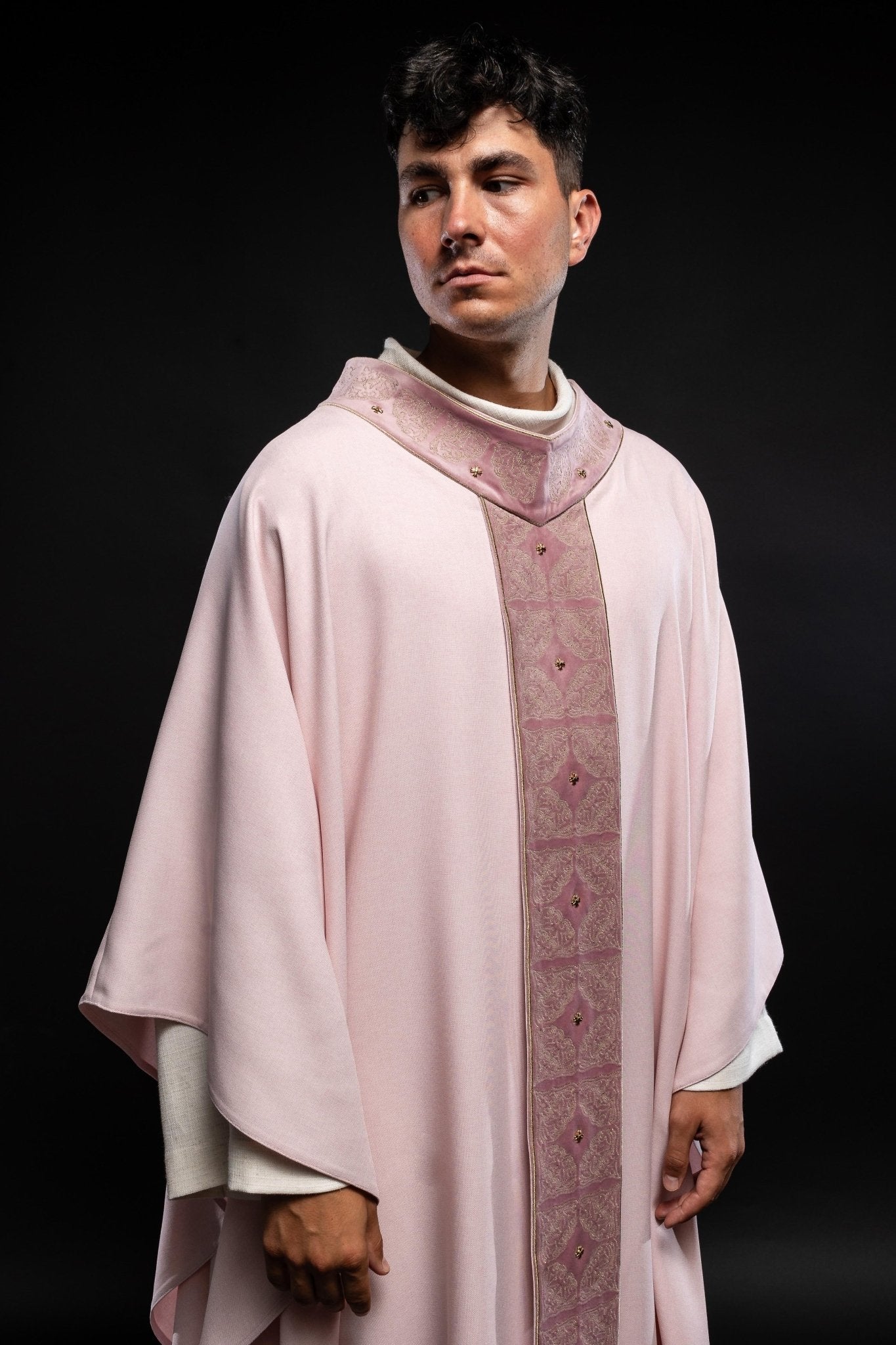 Casulla con cinturón y cuello ricamente bordados y de color en rosa S - 7057 - 08 - 70 - CASULLAS.ES