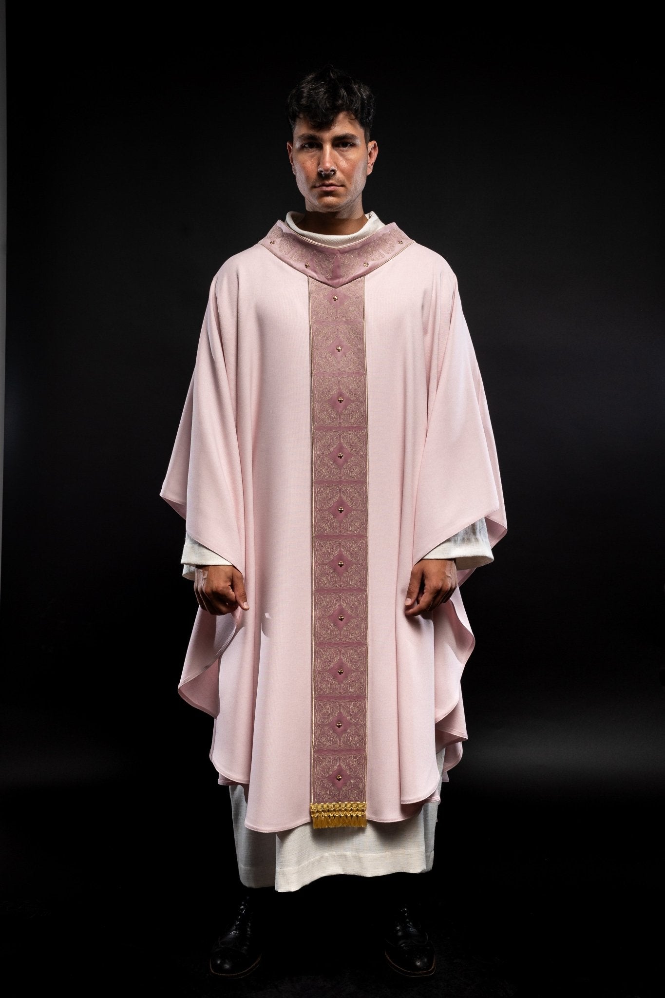 Casulla con cinturón y cuello ricamente bordados y de color en rosa S - 7057 - 08 - 70 - CASULLAS.ES