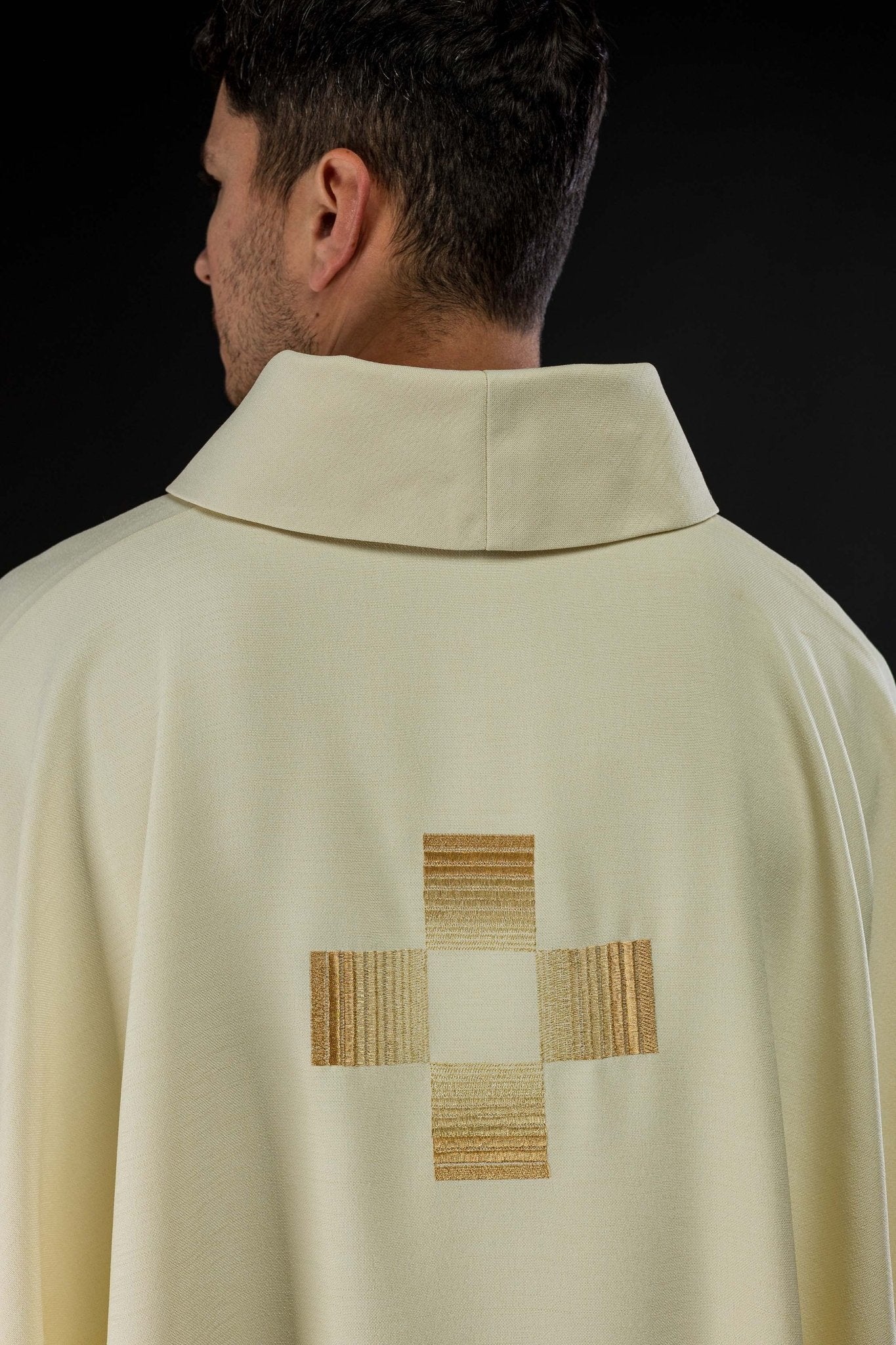 Casulla con cruces bordadas de oro HA7011-05 ECRU - CASULLAS.ES