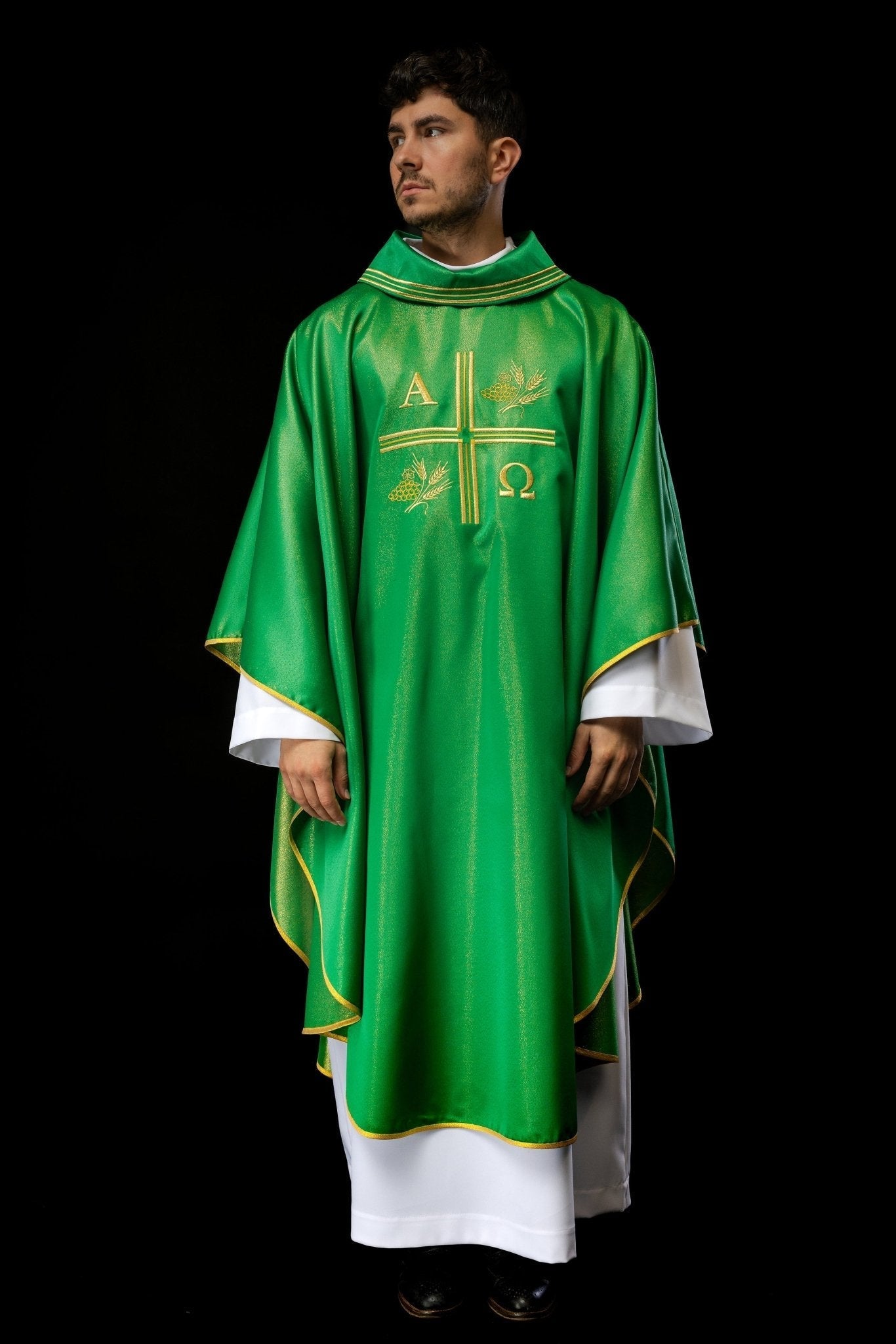Casulla con cruz bordada, motivos Alfa y Omega y orejas en verde S - 7053 - 01 - 54 - CASULLAS.ES