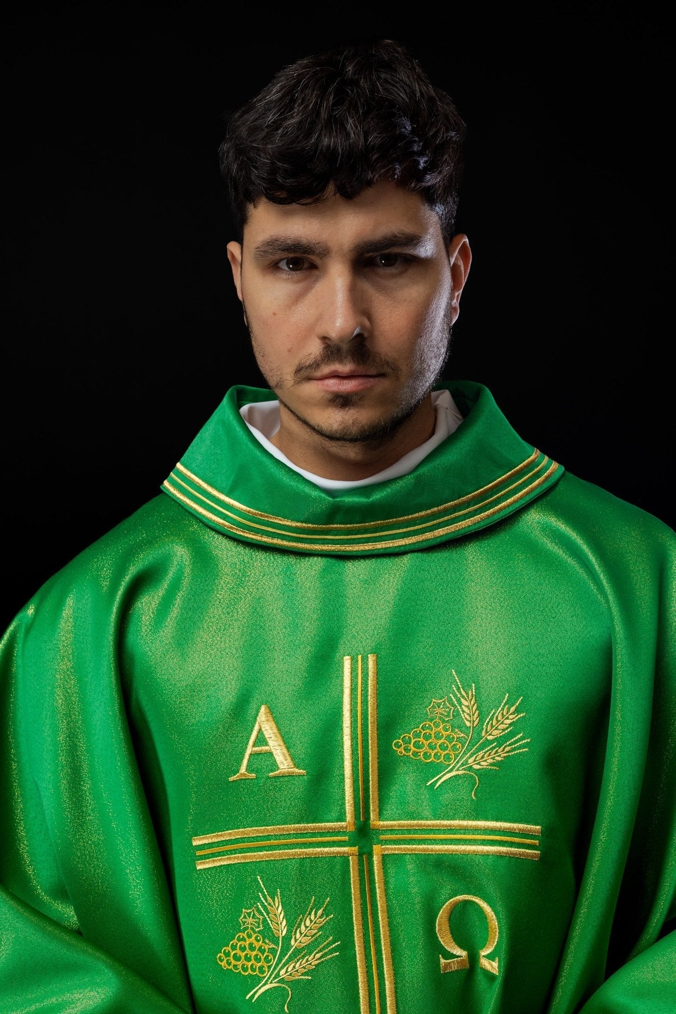 Casulla con cruz bordada, motivos Alfa y Omega y orejas en verde S - 7053 - 01 - 54 - CASULLAS.ES