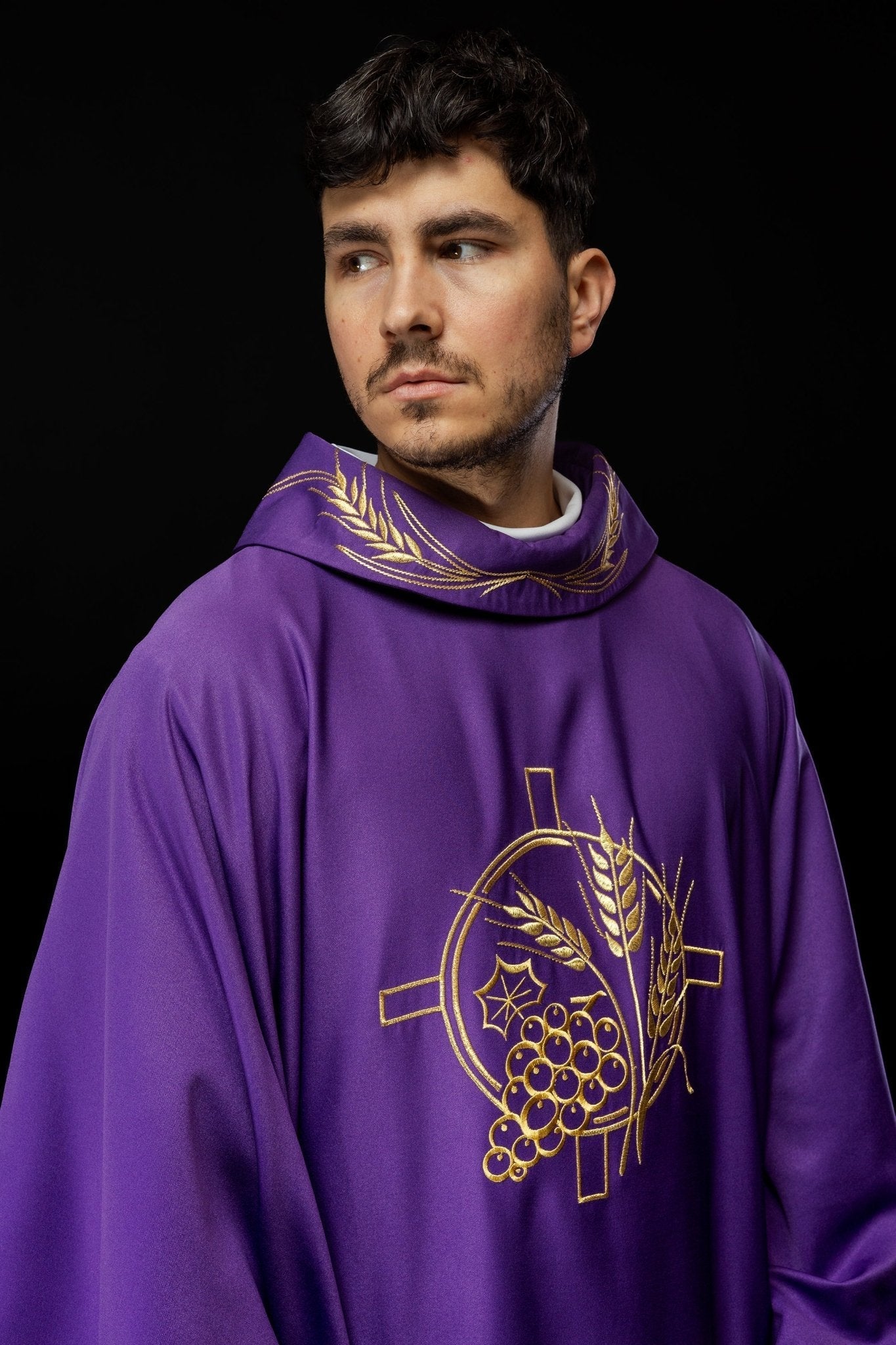 Casulla con cruz bordada y motivos de orejas en morado S - 7054 - 03 - 53 - CASULLAS.ES