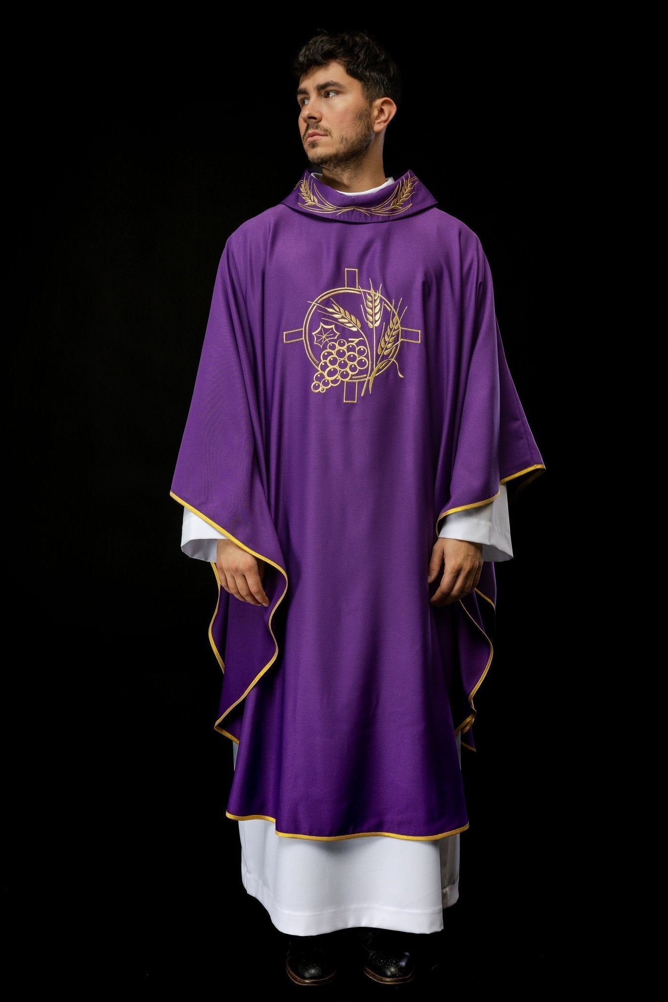 Casulla con cruz bordada y motivos de orejas en morado S - 7054 - 03 - 53 - CASULLAS.ES