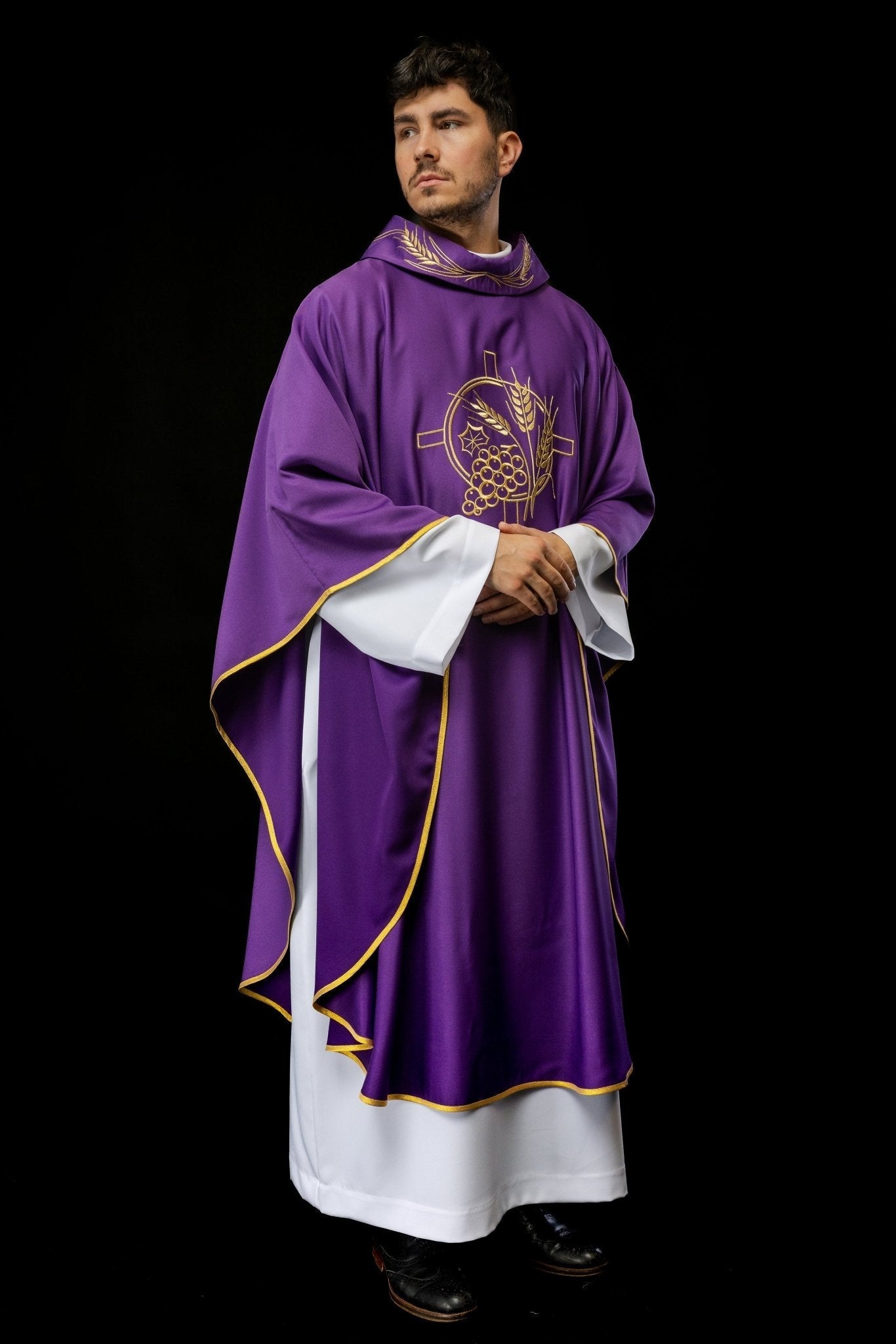 Casulla con cruz bordada y motivos de orejas en morado S - 7054 - 03 - 53 - CASULLAS.ES