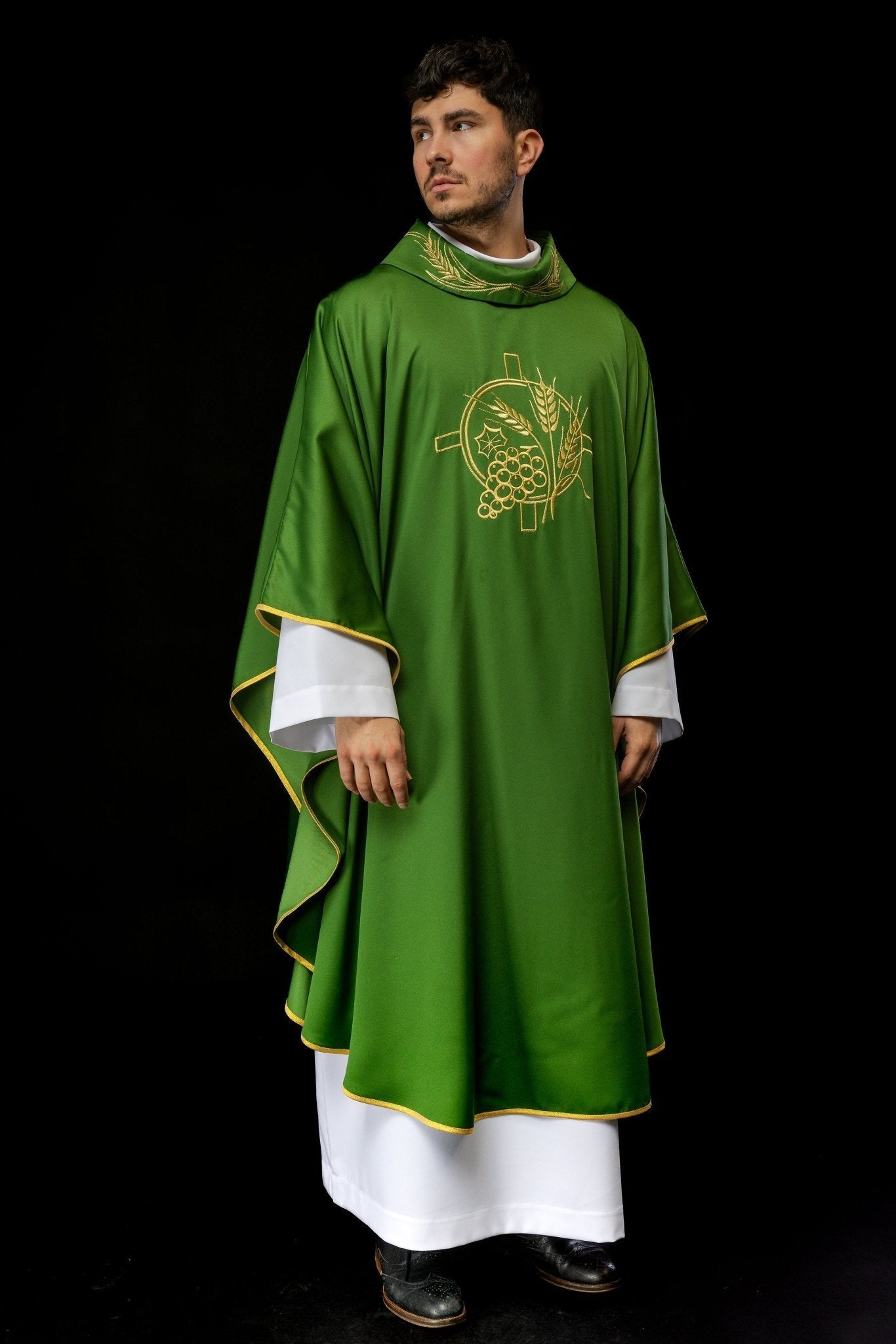 Casulla con cruz bordada y motivos de orejas en verde S - 7054 - 01 - 53 - CASULLAS.ES