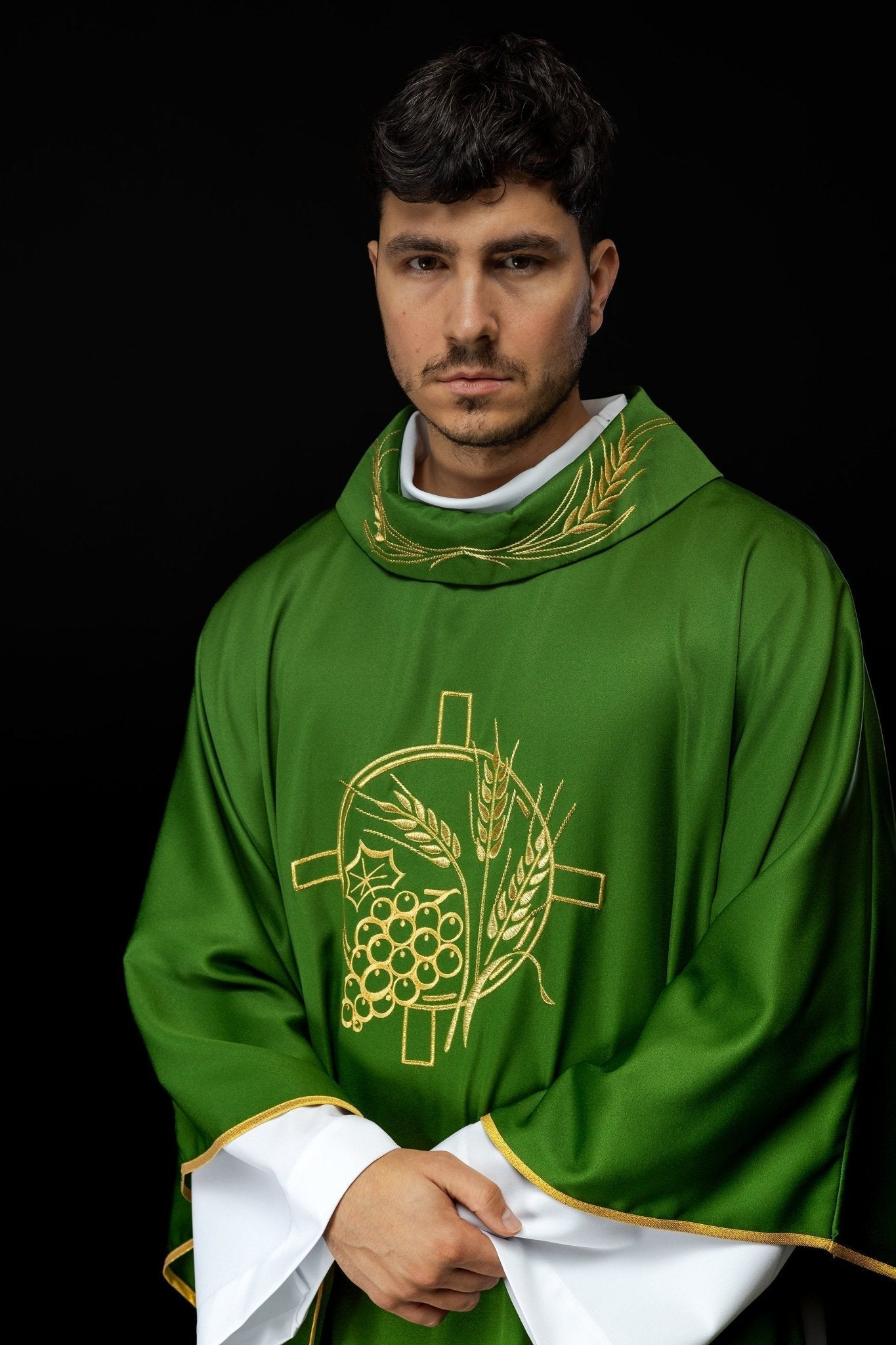 Casulla con cruz bordada y motivos de orejas en verde S - 7054 - 01 - 53 - CASULLAS.ES