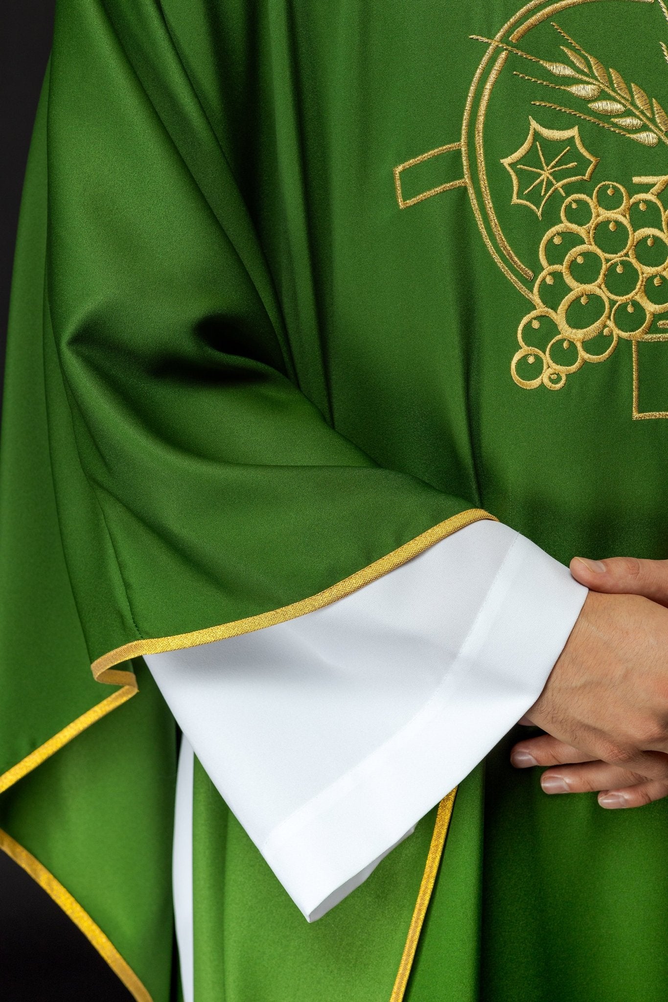 Casulla con cruz bordada y motivos de orejas en verde S - 7054 - 01 - 53 - CASULLAS.ES