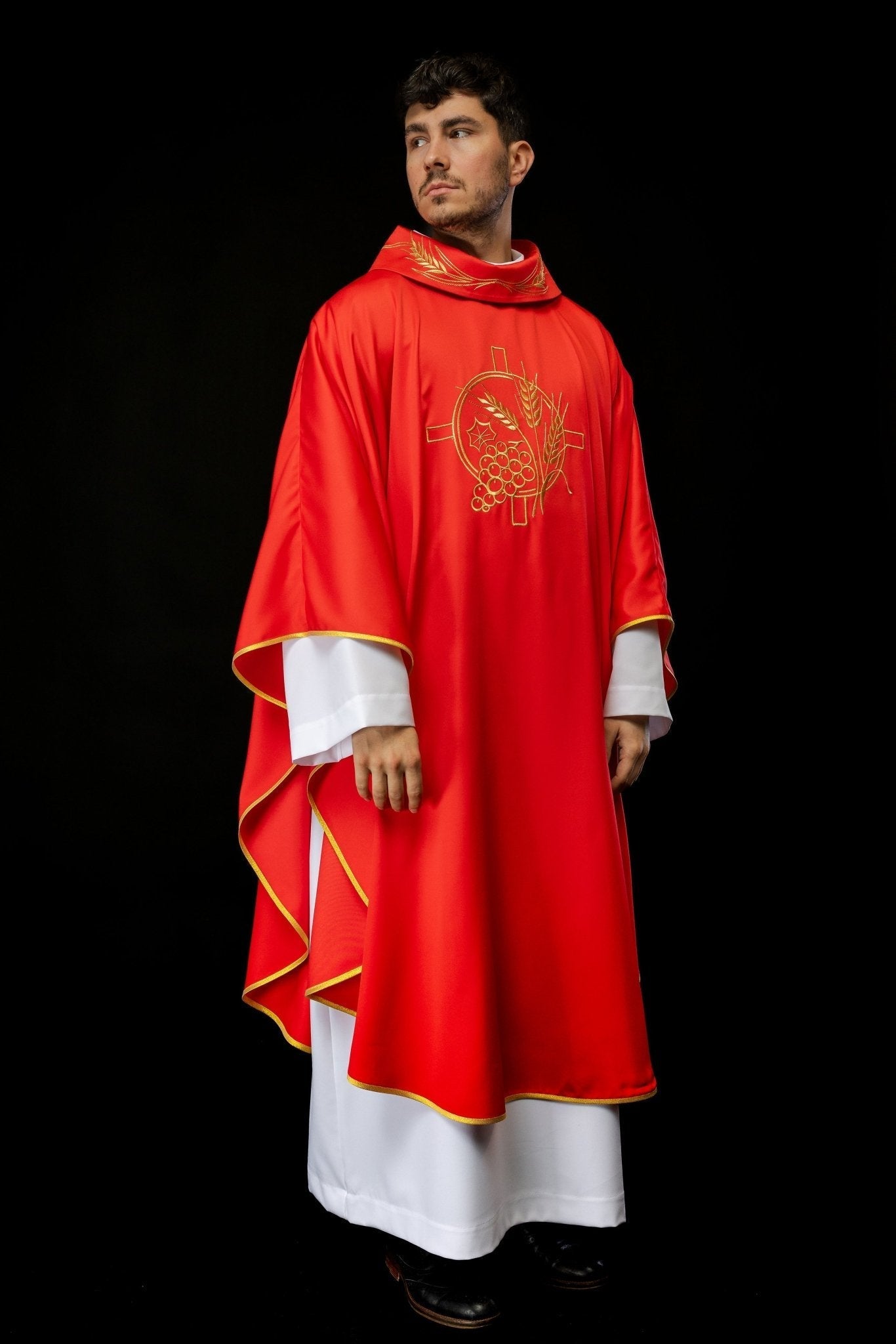 Casulla con cruz bordada y motivos de orejas rojas S - 7054 - 02 - 53 - CASULLAS.ES