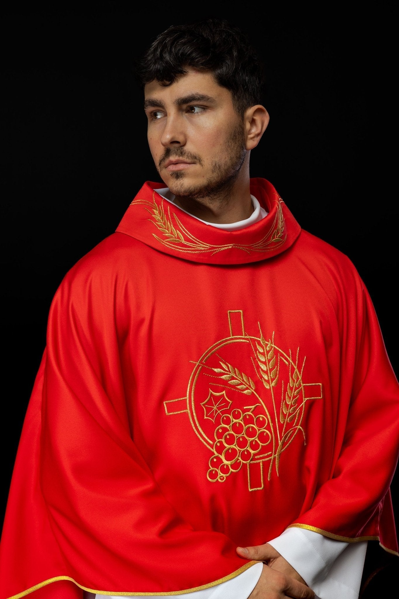 Casulla con cruz bordada y motivos de orejas rojas S - 7054 - 02 - 53 - CASULLAS.ES